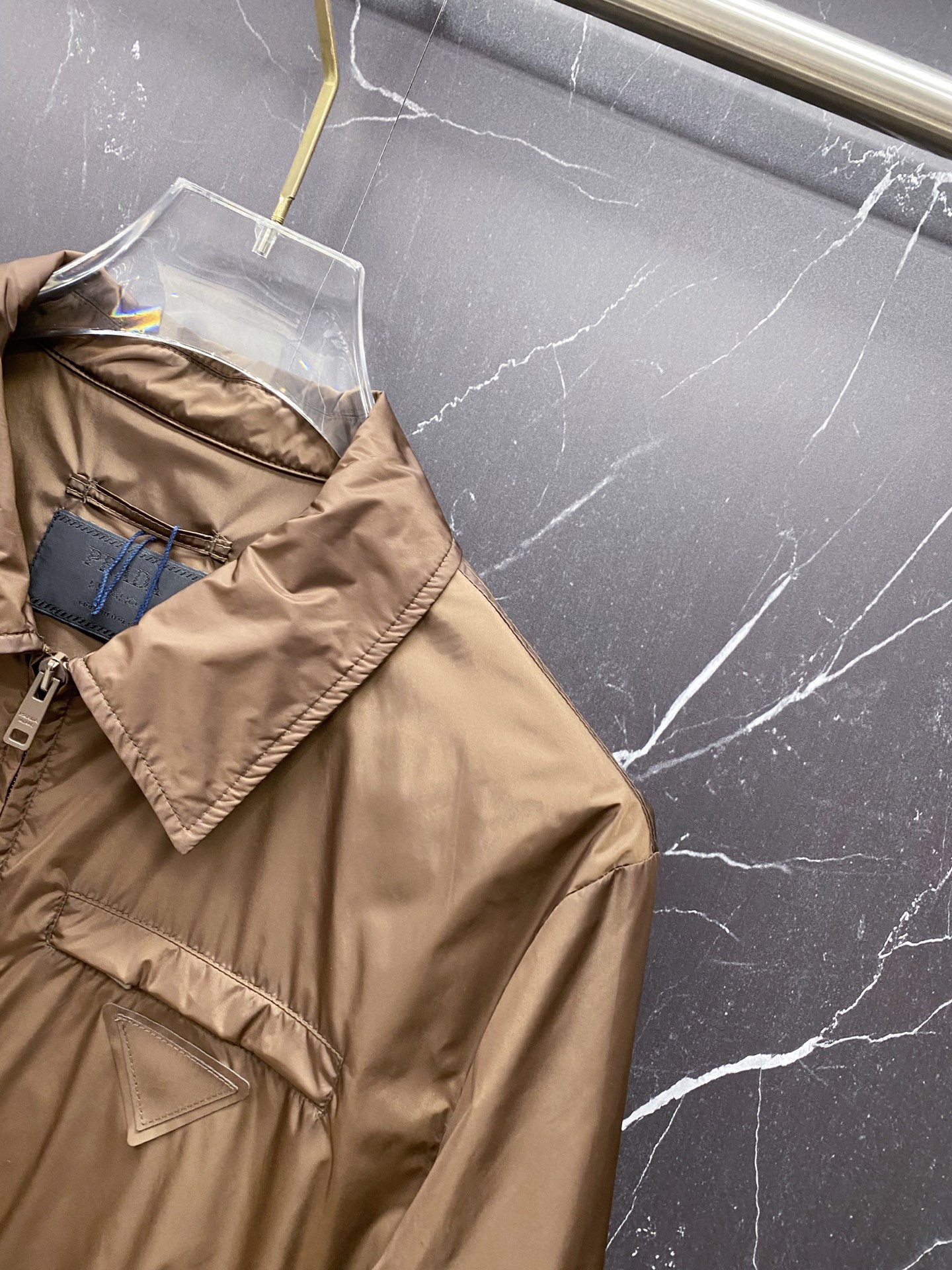 Prada 普拉达 2026ss春夏新款商务休闲夹克外套，专柜同步新品发售，商务休闲两不误！三角标彰显品