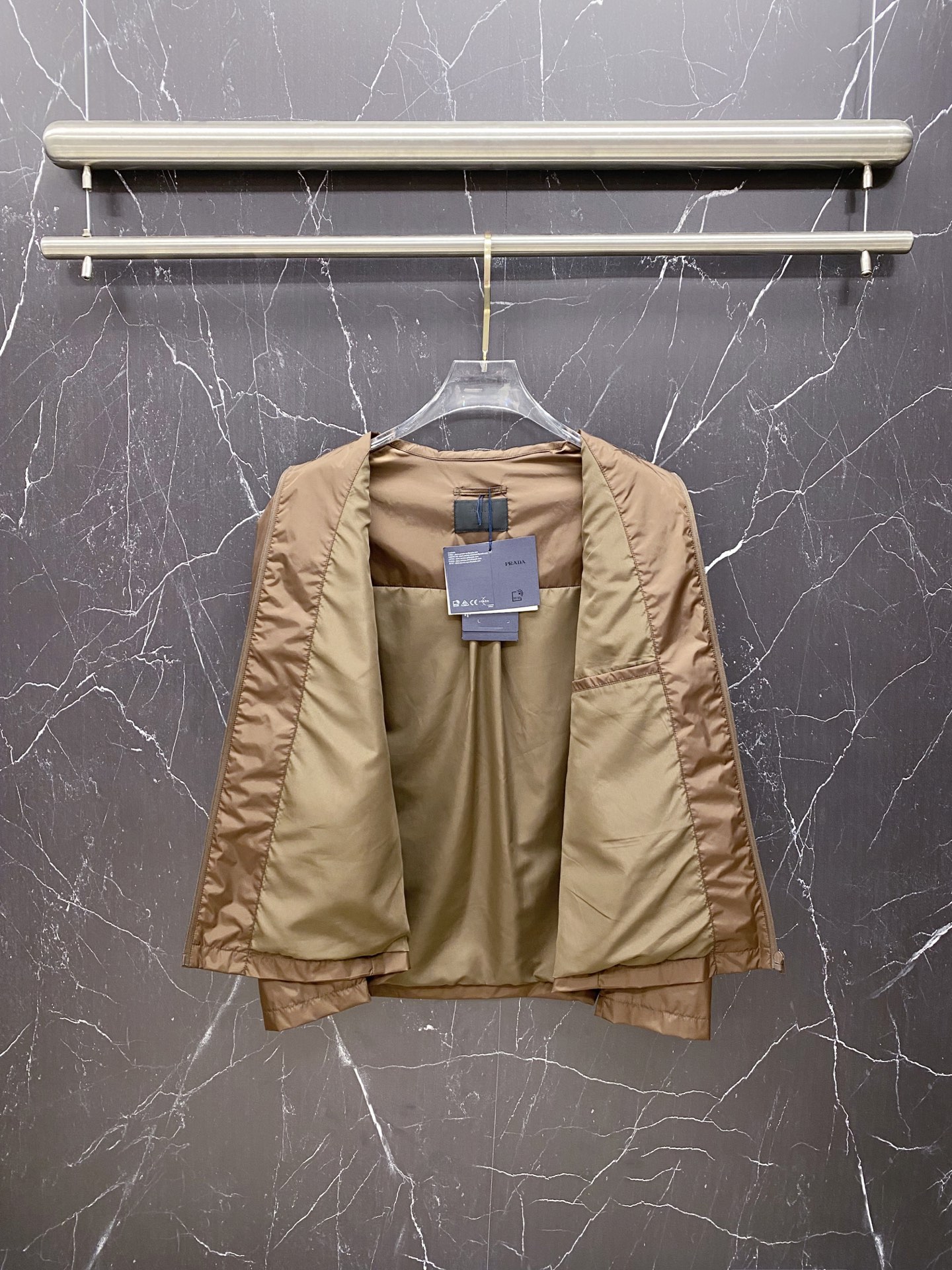 Prada 普拉达 2026ss春夏新款商务休闲夹克外套，专柜同步新品发售，商务休闲两不误！三角标彰显品