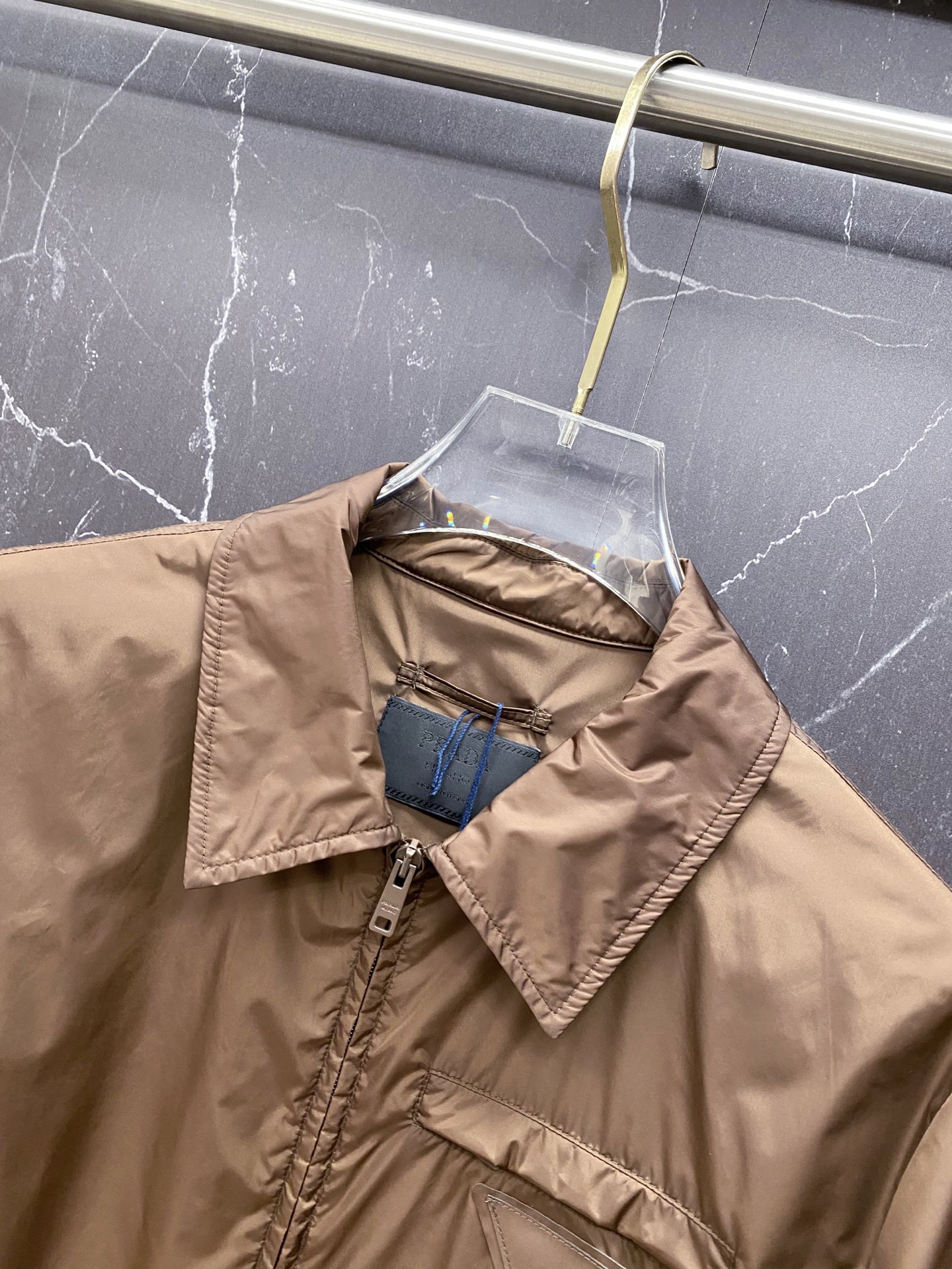 Prada 普拉达 2026ss春夏新款商务休闲夹克外套，专柜同步新品发售，商务休闲两不误！三角标彰显品