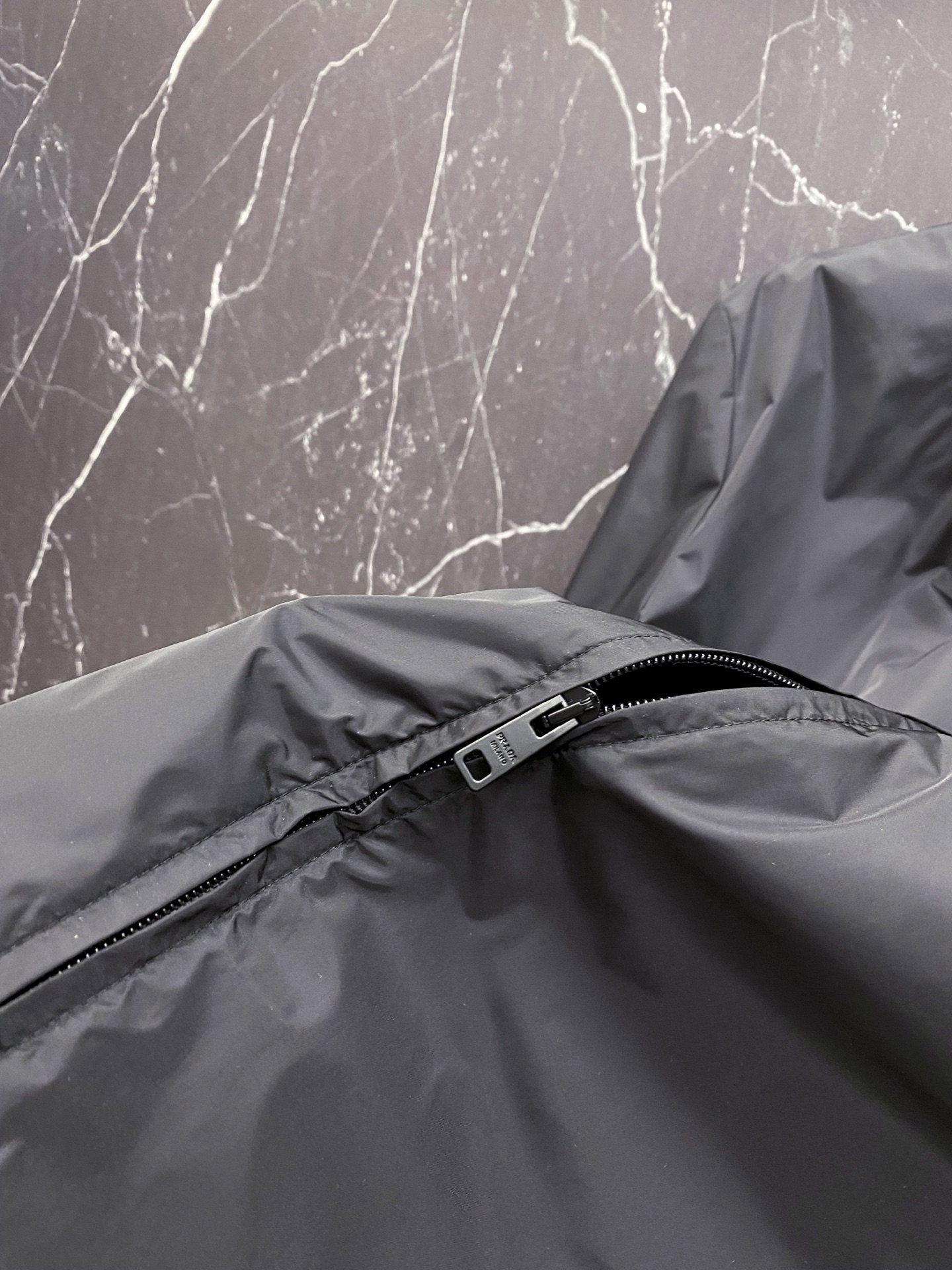 Prada 普拉达 2026ss春夏新款商务休闲夹克外套，专柜同步新品发售，商务休闲两不误！三角标彰显品