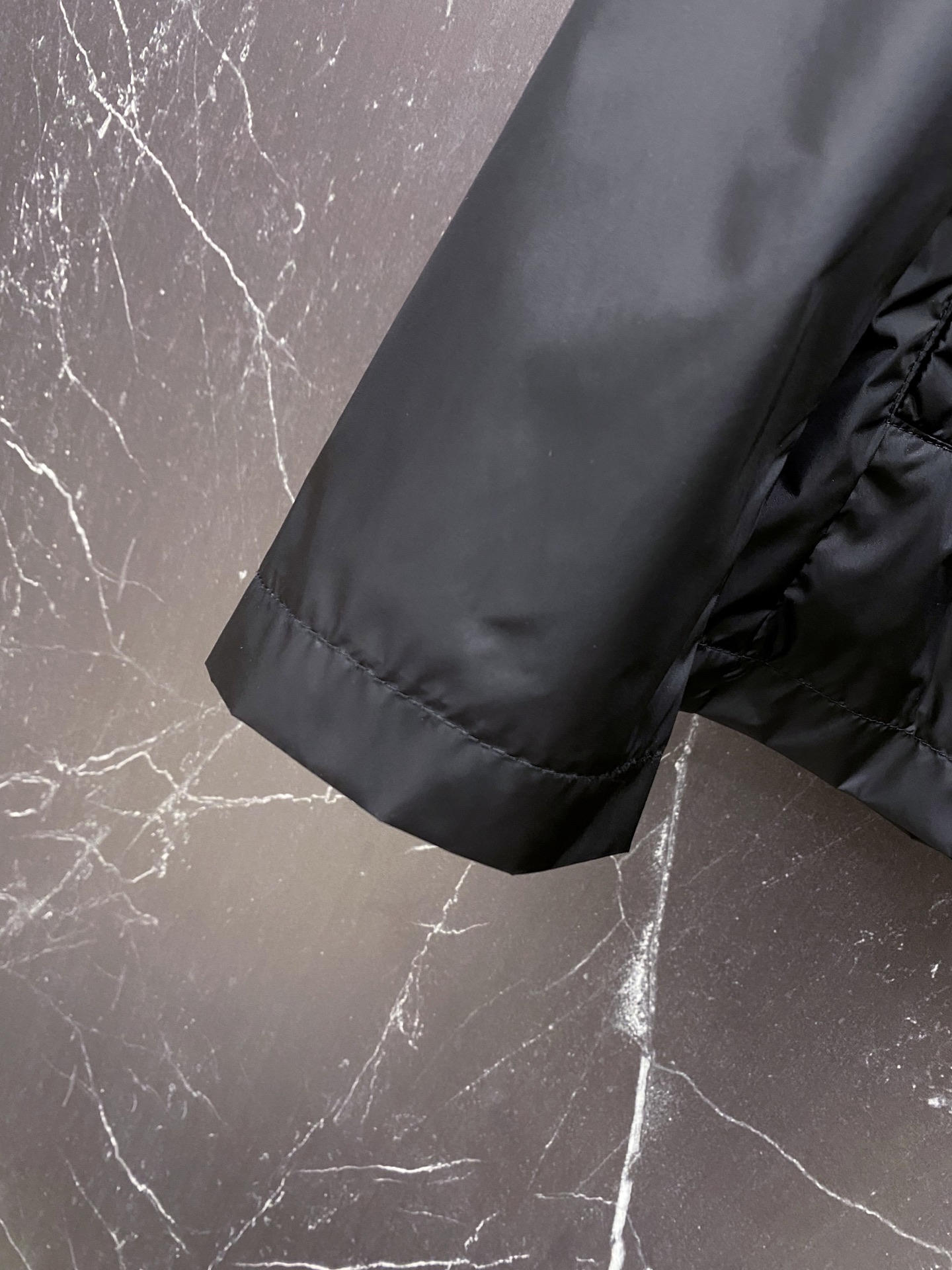 Prada 普拉达 2026ss春夏新款商务休闲夹克外套，专柜同步新品发售，商务休闲两不误！三角标彰显品