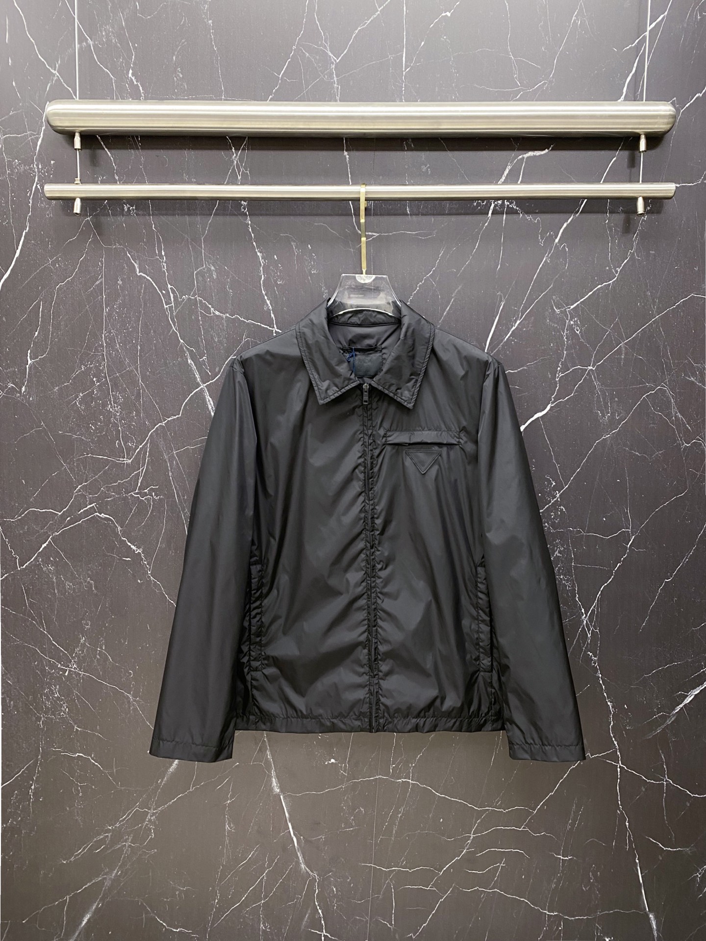 NO:733339,Prada 2026ss new spring and summer business casual jackets, new products are on sale at the counter simultaneously, perfect for both business and leisure!  The triangle logo highlights the brand's luxury, exquisite craftsmanship, soft, delicate and stylish, custom-made hardware accessories, color black coffee size 48-56, prada, prada, jackets & coats, jackets & coats,19860909Prada 普拉达 2026ss春夏新款商务休闲夹克外套,专柜同步新品发售,商务休闲两不误！三角标彰显品牌奢华,工艺精湛考究,柔软细腻且有型,定做五金配饰, 颜色黑色 咖色 尺码48-56,,prada,prada,jackets & coats,jackets & coats,,Men's clothing