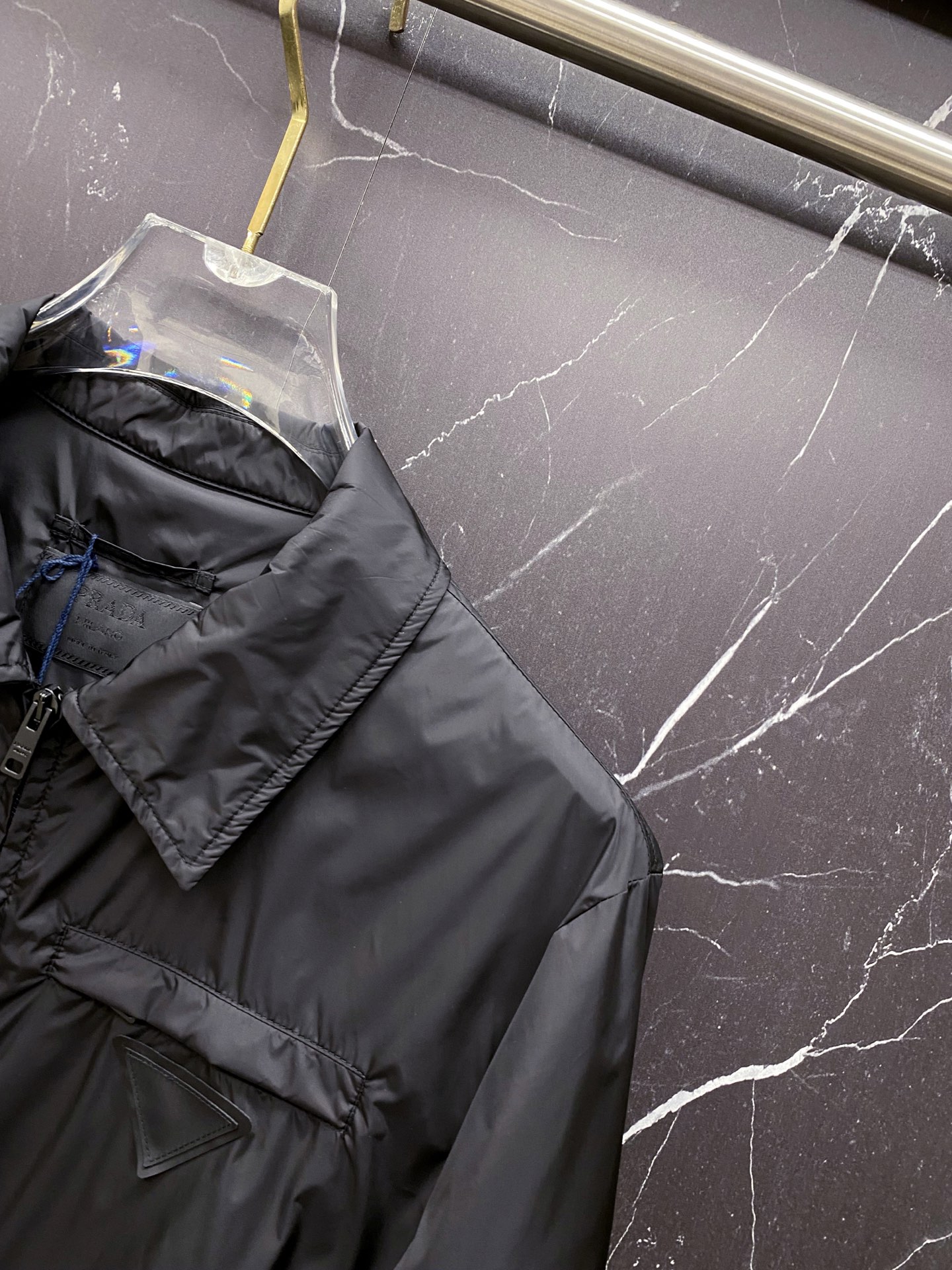 Prada 普拉达 2026ss春夏新款商务休闲夹克外套，专柜同步新品发售，商务休闲两不误！三角标彰显品