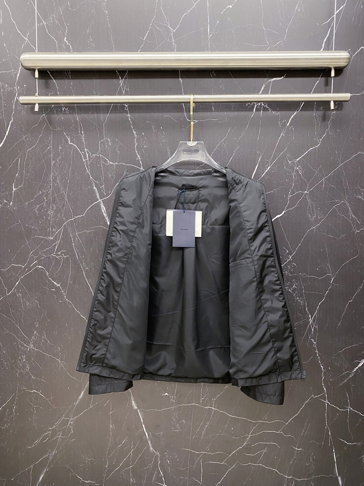 Prada 普拉达 2026ss春夏新款商务休闲夹克外套，专柜同步新品发售，商务休闲两不误！三角标彰显品