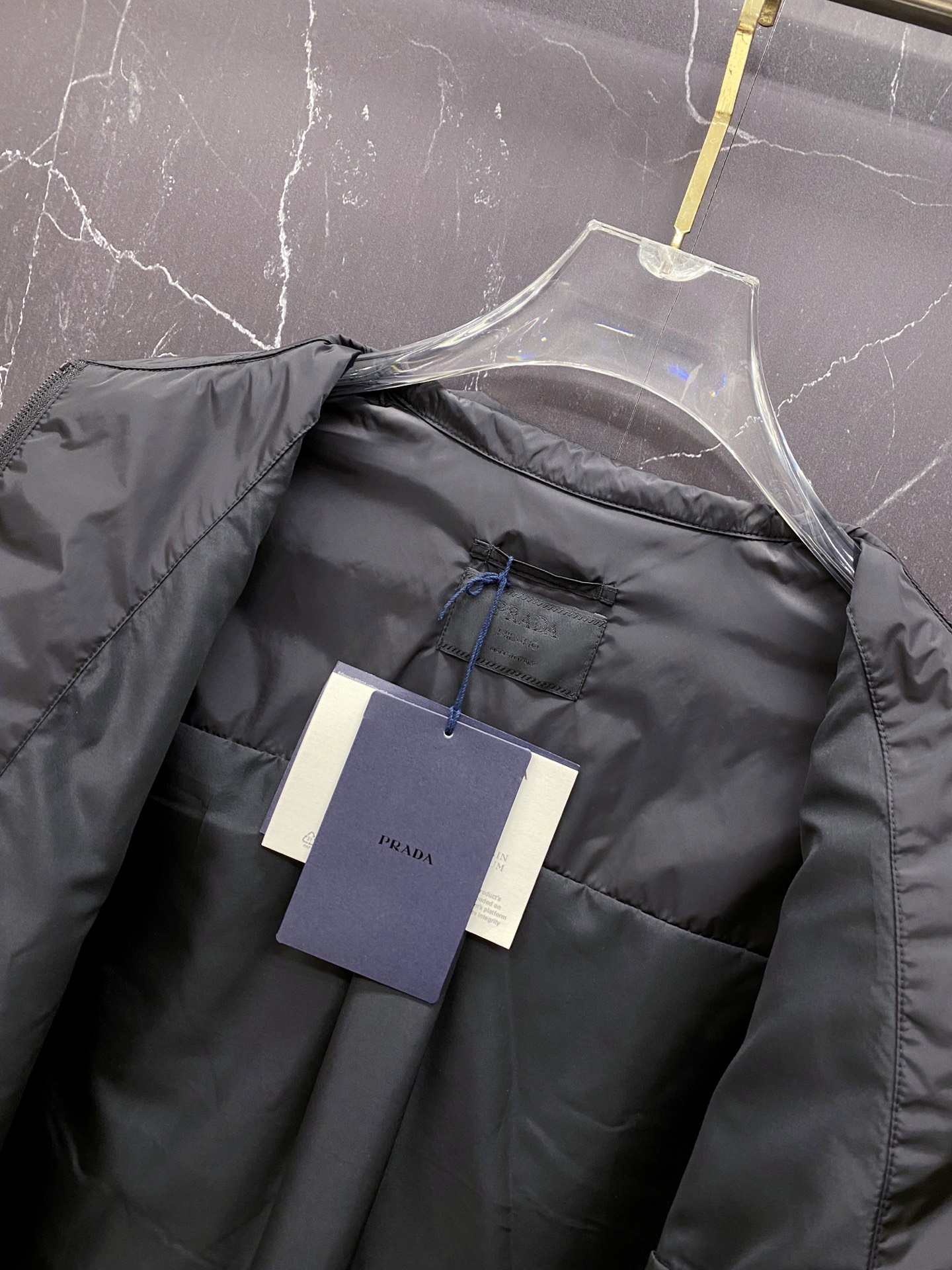 Prada 普拉达 2026ss春夏新款商务休闲夹克外套，专柜同步新品发售，商务休闲两不误！三角标彰显品