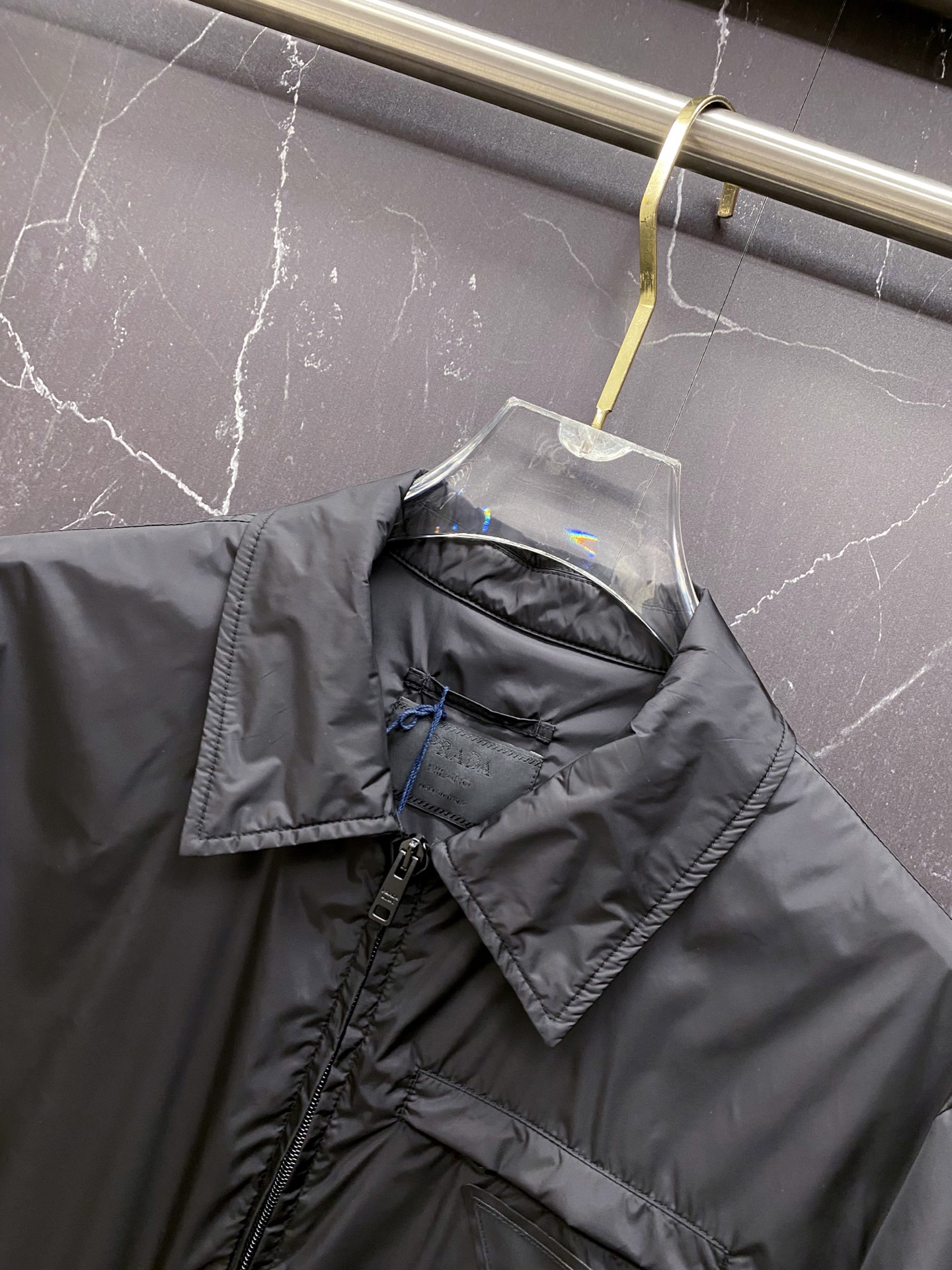 Prada 普拉达 2026ss春夏新款商务休闲夹克外套，专柜同步新品发售，商务休闲两不误！三角标彰显品