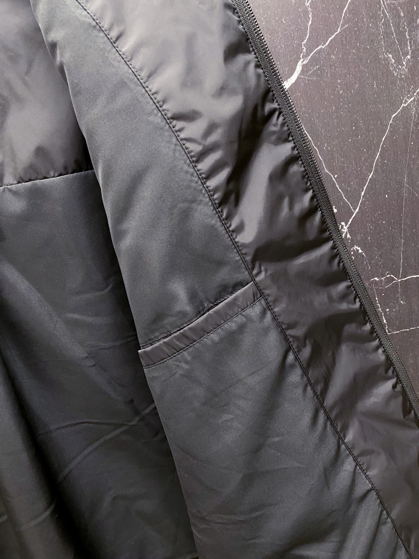 Prada 普拉达 2026ss春夏新款商务休闲夹克外套，专柜同步新品发售，商务休闲两不误！三角标彰显品