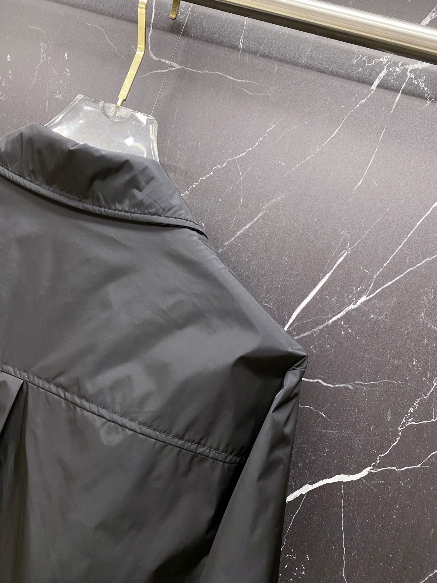 Prada 普拉达 2026ss春夏新款商务休闲夹克外套，专柜同步新品发售，商务休闲两不误！三角标彰显品