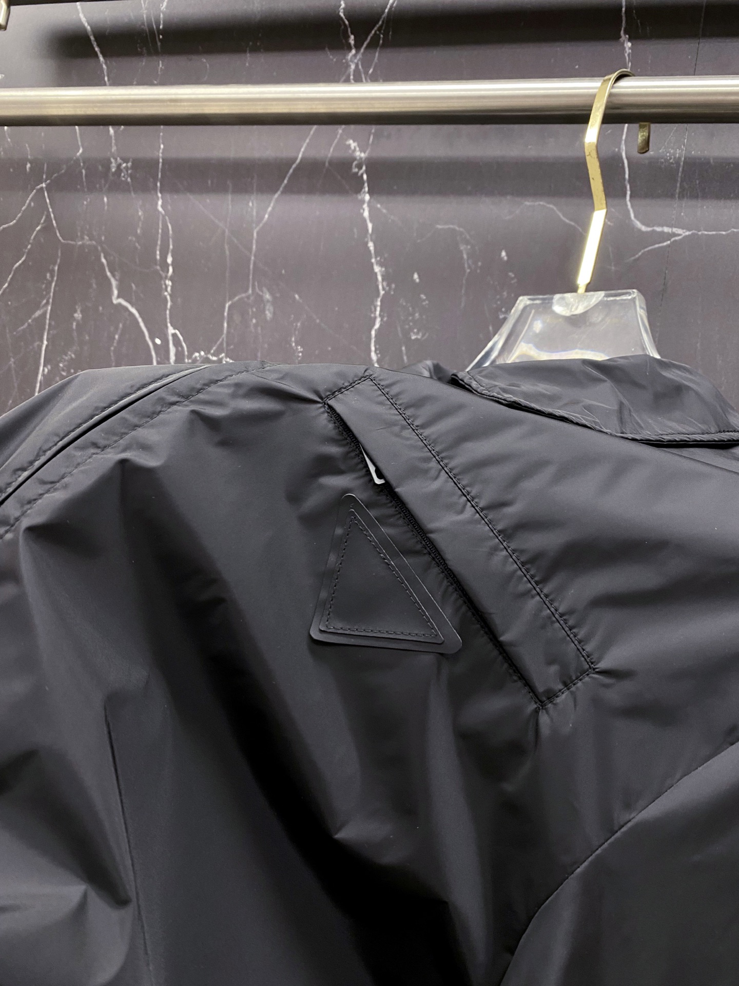 Prada 普拉达 2026ss春夏新款商务休闲夹克外套，专柜同步新品发售，商务休闲两不误！三角标彰显品