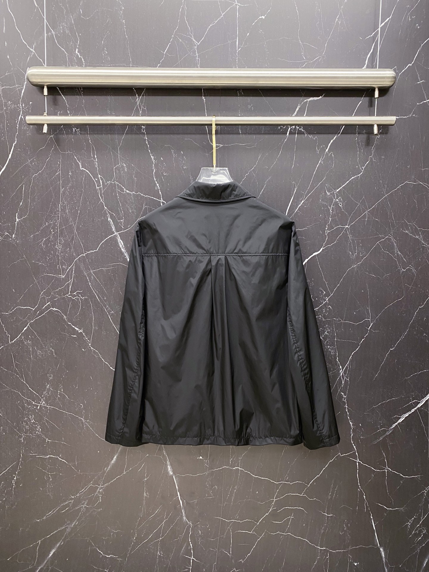 Prada 普拉达 2026ss春夏新款商务休闲夹克外套，专柜同步新品发售，商务休闲两不误！三角标彰显品