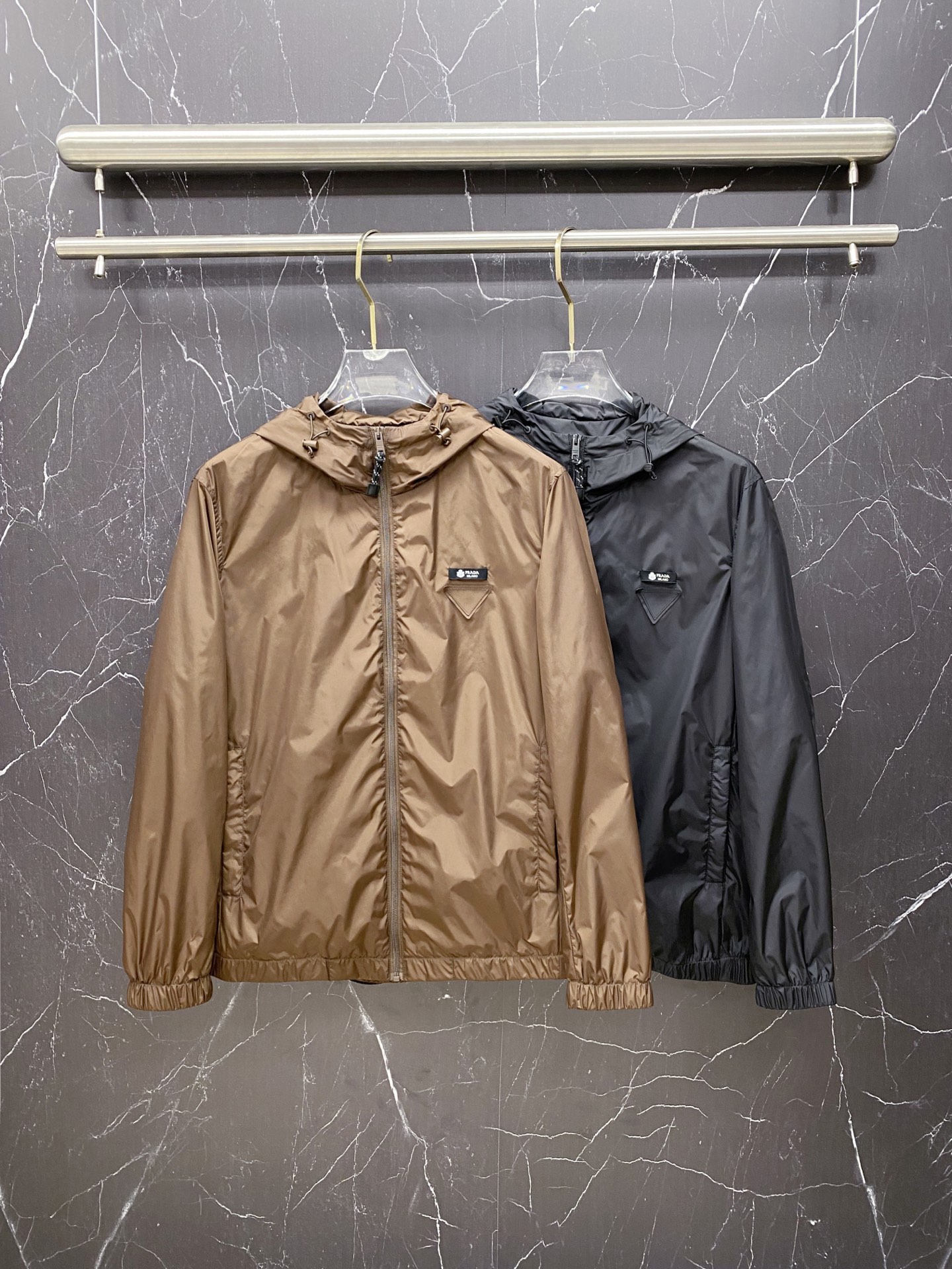 Prada 普拉达 2026ss春夏新款连帽休闲夹克外套，专柜同步新品发售，商务休闲两不误！三角标彰显品