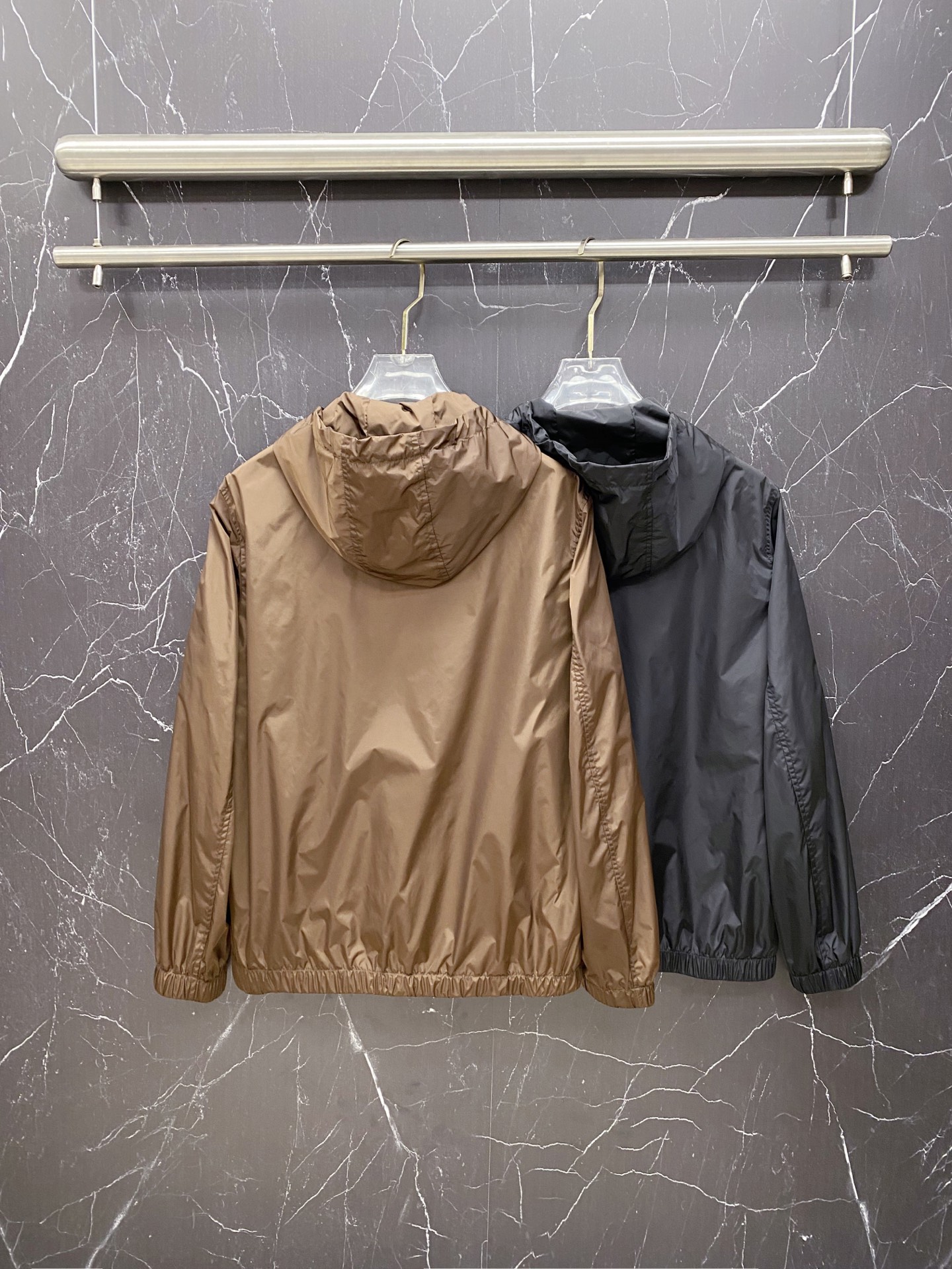 Prada 普拉达 2026ss春夏新款连帽休闲夹克外套，专柜同步新品发售，商务休闲两不误！三角标彰显品