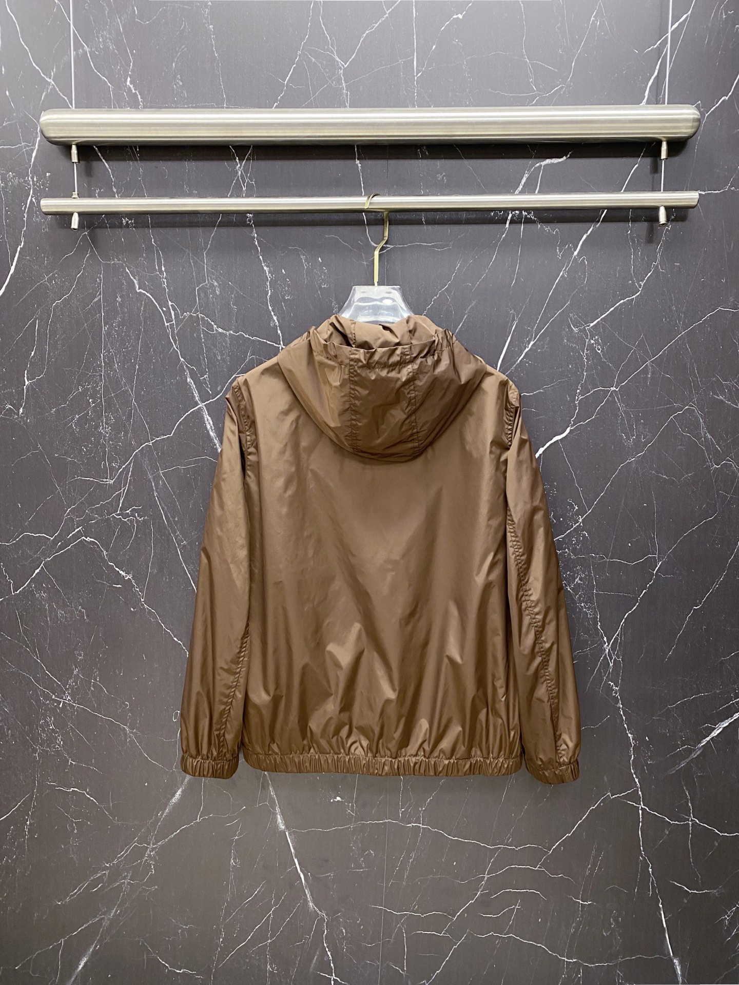 Prada 普拉达 2026ss春夏新款连帽休闲夹克外套，专柜同步新品发售，商务休闲两不误！三角标彰显品