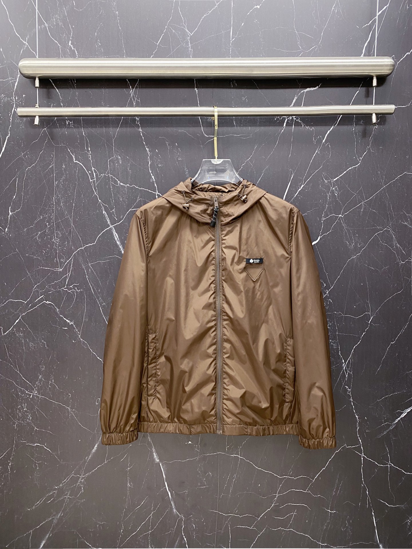 Prada 普拉达 2026ss春夏新款连帽休闲夹克外套，专柜同步新品发售，商务休闲两不误！三角标彰显品