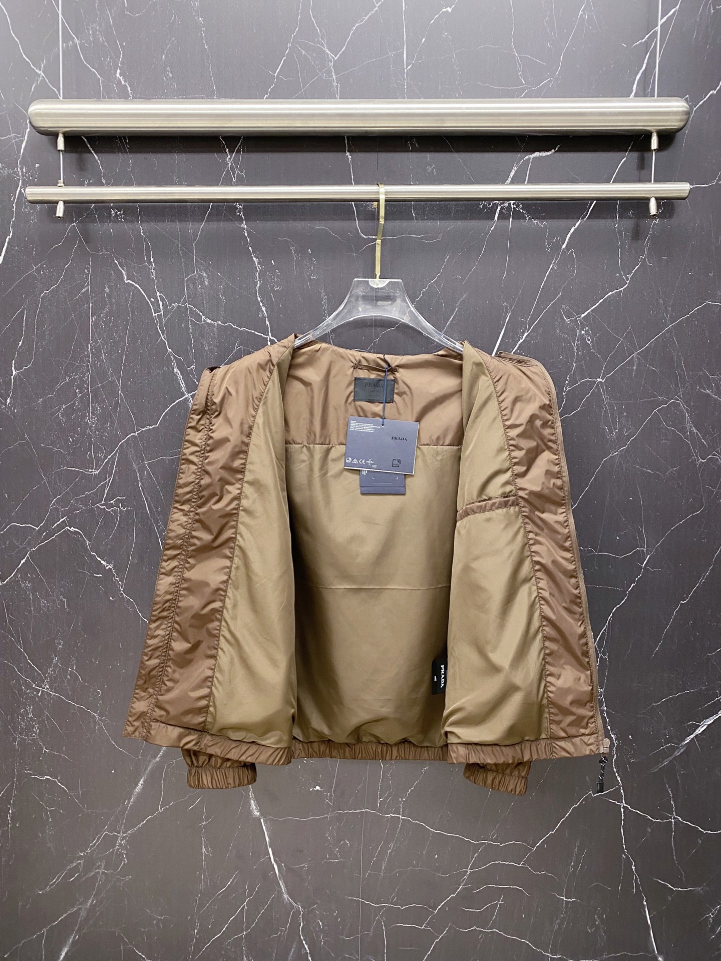 Prada 普拉达 2026ss春夏新款连帽休闲夹克外套，专柜同步新品发售，商务休闲两不误！三角标彰显品