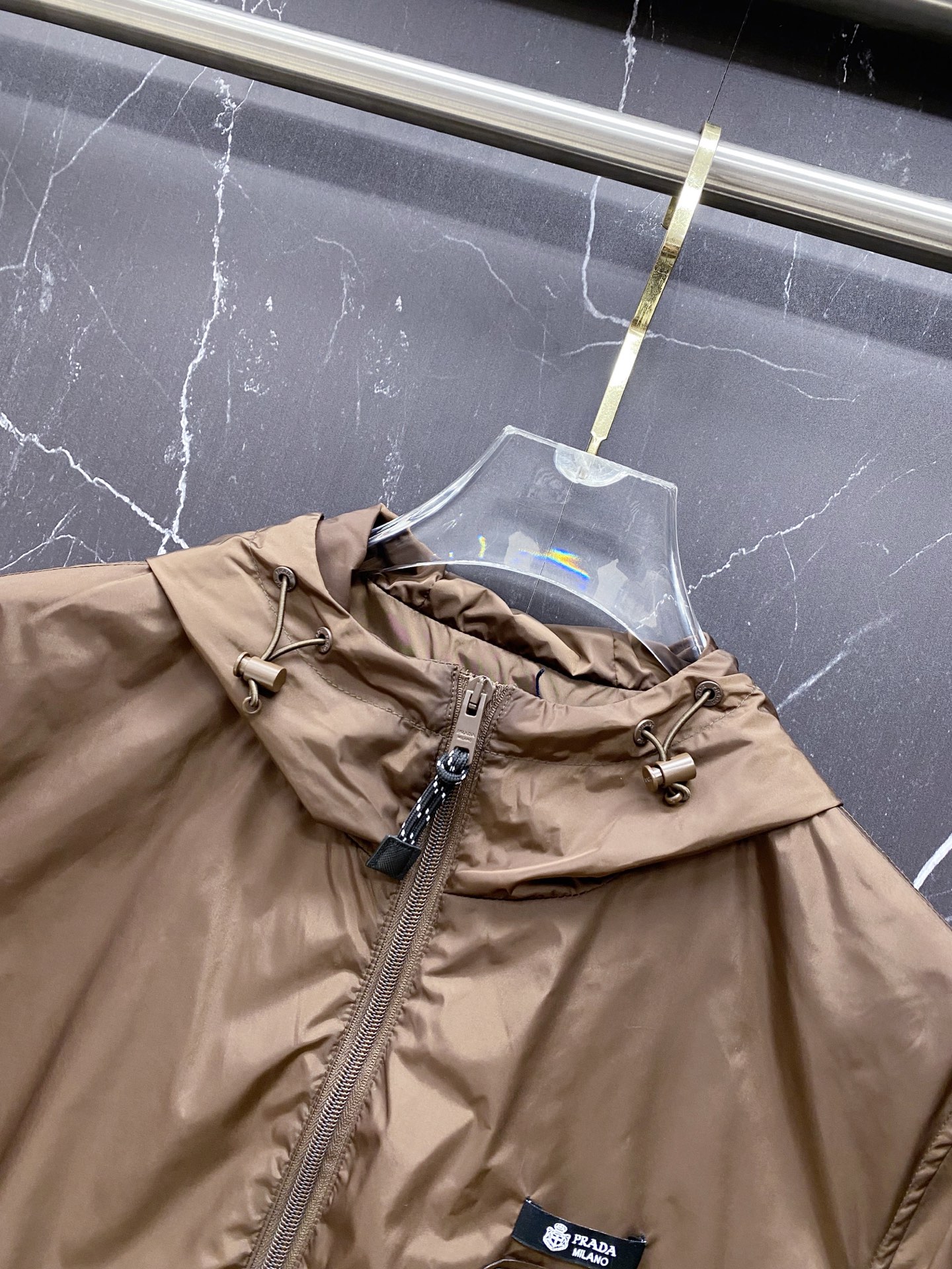 Prada 普拉达 2026ss春夏新款连帽休闲夹克外套，专柜同步新品发售，商务休闲两不误！三角标彰显品