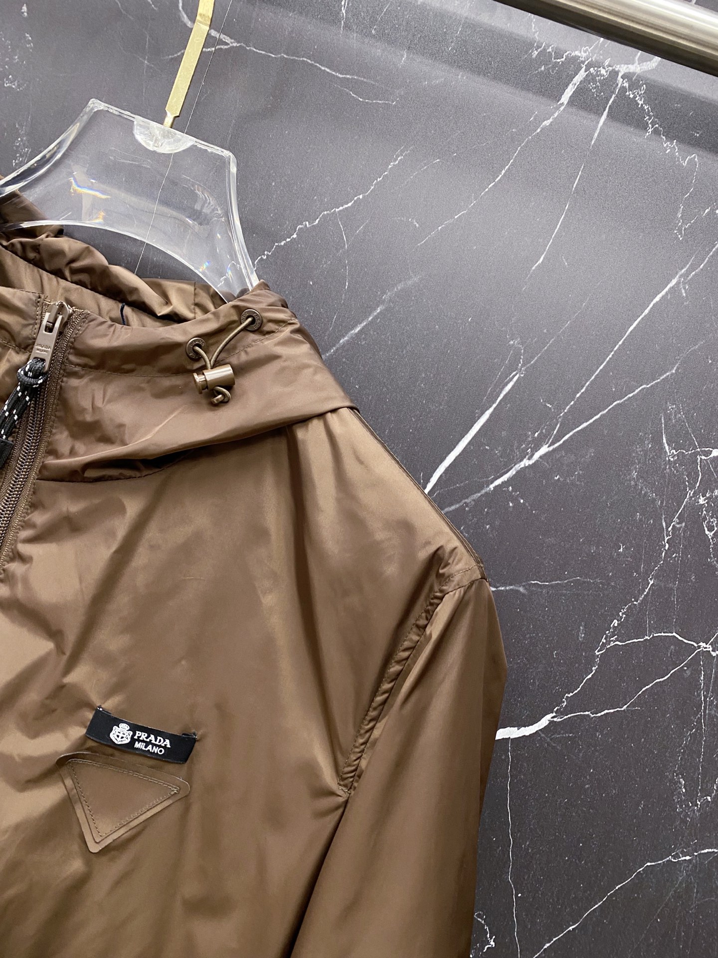 Prada 普拉达 2026ss春夏新款连帽休闲夹克外套，专柜同步新品发售，商务休闲两不误！三角标彰显品