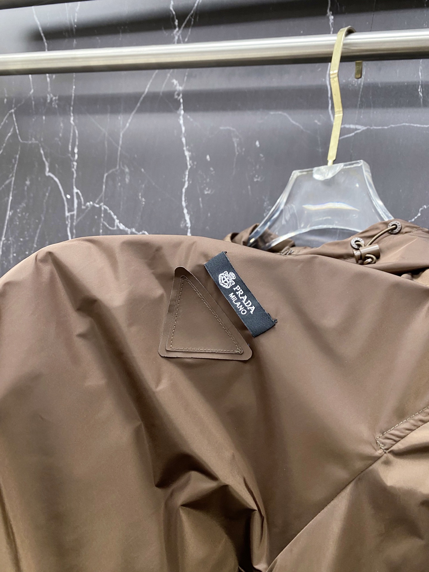 Prada 普拉达 2026ss春夏新款连帽休闲夹克外套，专柜同步新品发售，商务休闲两不误！三角标彰显品