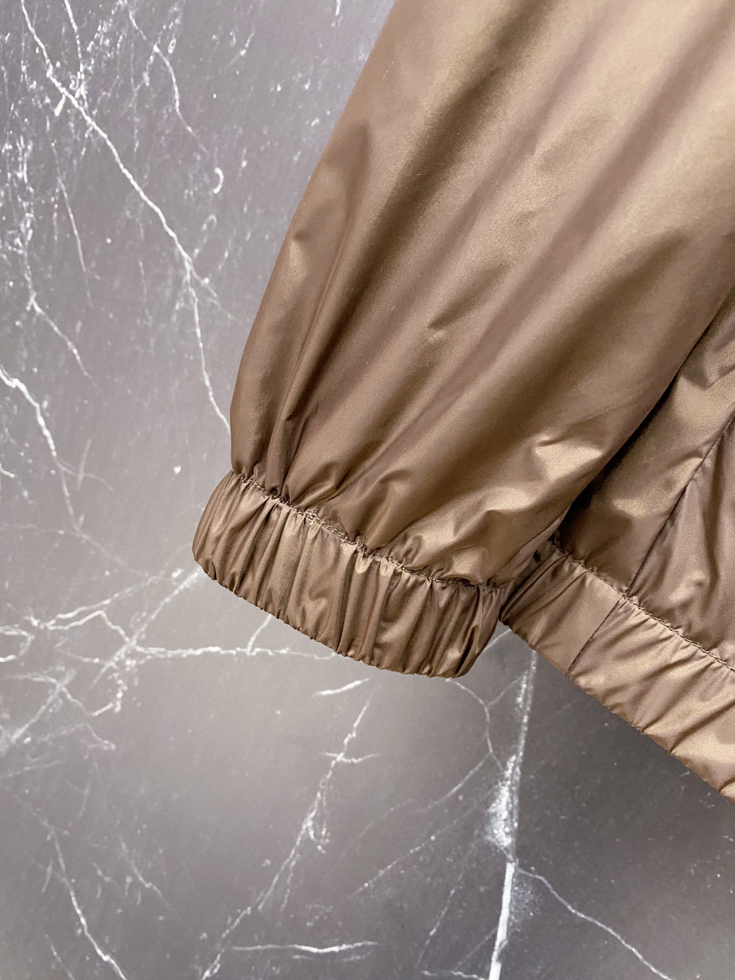 Prada 普拉达 2026ss春夏新款连帽休闲夹克外套，专柜同步新品发售，商务休闲两不误！三角标彰显品