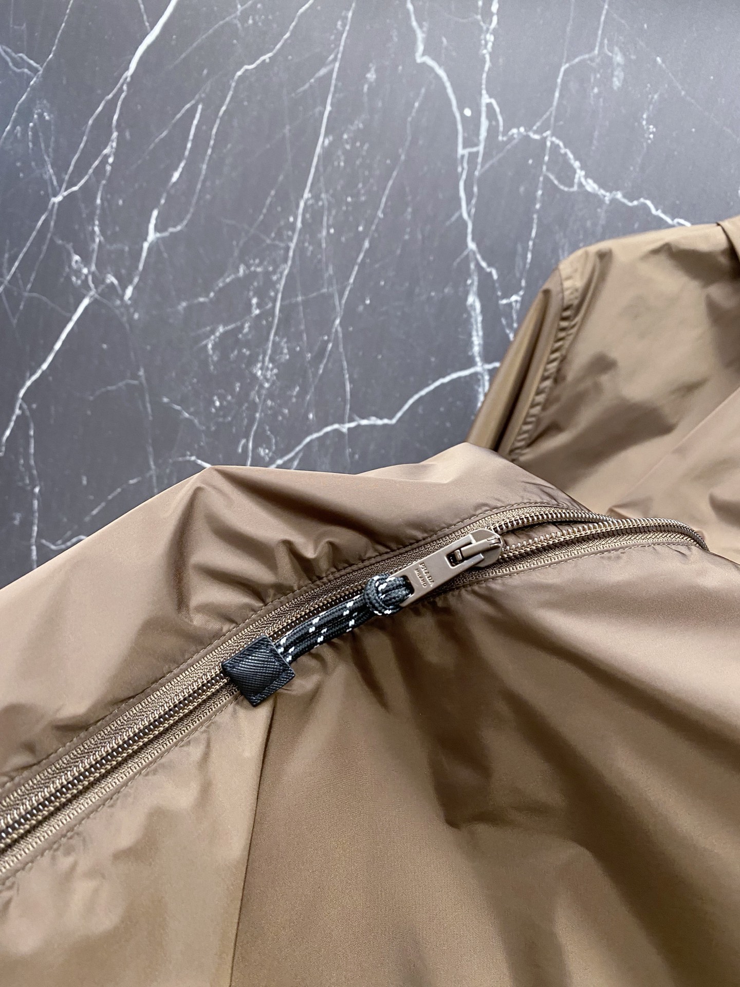 Prada 普拉达 2026ss春夏新款连帽休闲夹克外套，专柜同步新品发售，商务休闲两不误！三角标彰显品