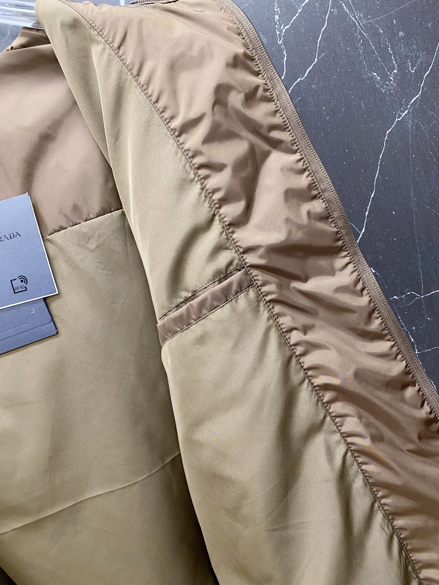 Prada 普拉达 2026ss春夏新款连帽休闲夹克外套，专柜同步新品发售，商务休闲两不误！三角标彰显品