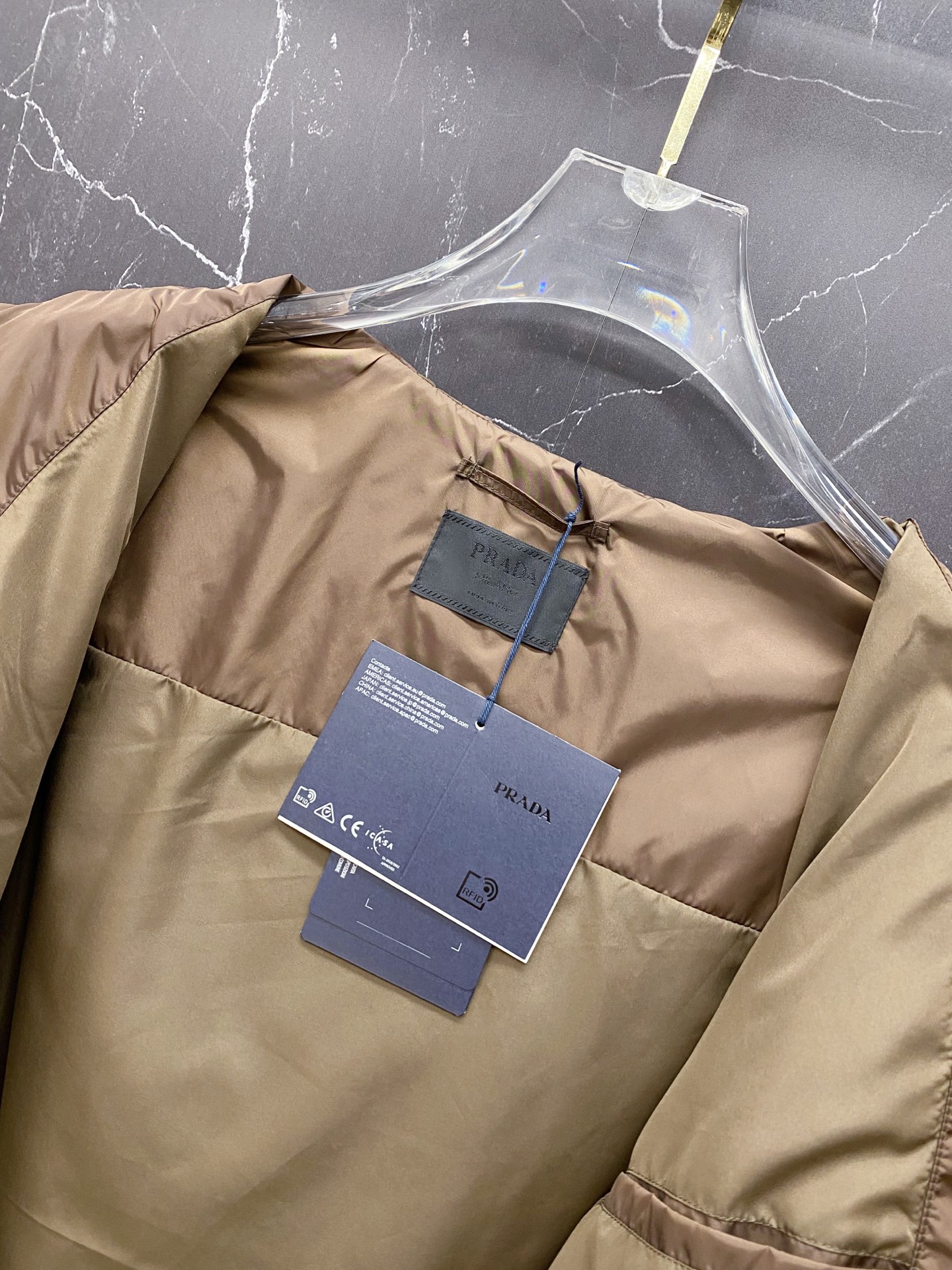 Prada 普拉达 2026ss春夏新款连帽休闲夹克外套，专柜同步新品发售，商务休闲两不误！三角标彰显品
