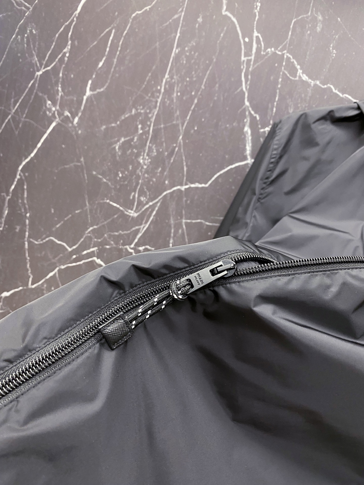 Prada 普拉达 2026ss春夏新款连帽休闲夹克外套，专柜同步新品发售，商务休闲两不误！三角标彰显品