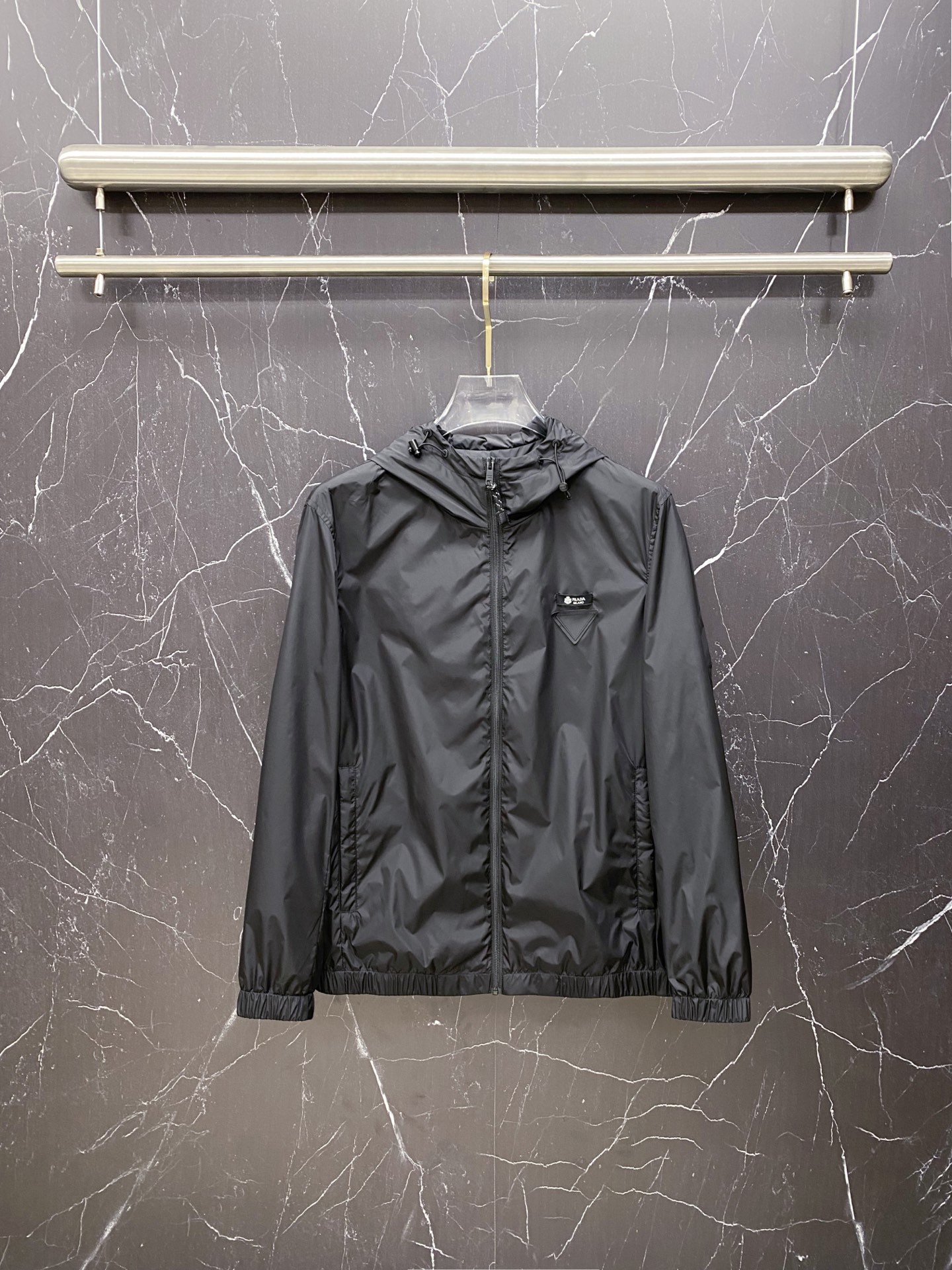 NO:733333,Prada 2026ss new spring and summer hooded casual jacket, new products are on sale simultaneously at the counter, suitable for both business and leisure!  The triangle logo highlights the brand's luxury, exquisite craftsmanship, soft, delicate and stylish, custom-made hardware accessories, color black coffee size 48-56, prada, prada, jackets & coats, jackets & coats, hats,19860909Prada 普拉达 2026ss春夏新款连帽休闲夹克外套,专柜同步新品发售,商务休闲两不误！三角标彰显品牌奢华,工艺精湛考究,柔软细腻且有型,定做五金配饰, 颜色黑色 咖色 尺码48-56,,prada,prada,jackets & coats,jackets & coats,hats,,Men's clothing