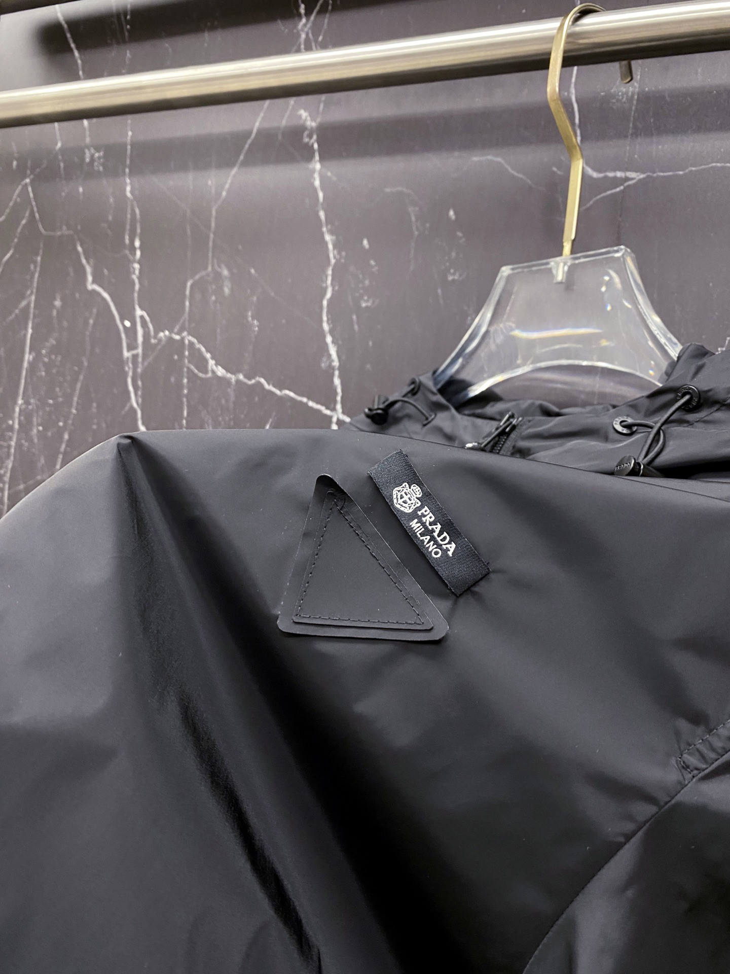 Prada 普拉达 2026ss春夏新款连帽休闲夹克外套，专柜同步新品发售，商务休闲两不误！三角标彰显品