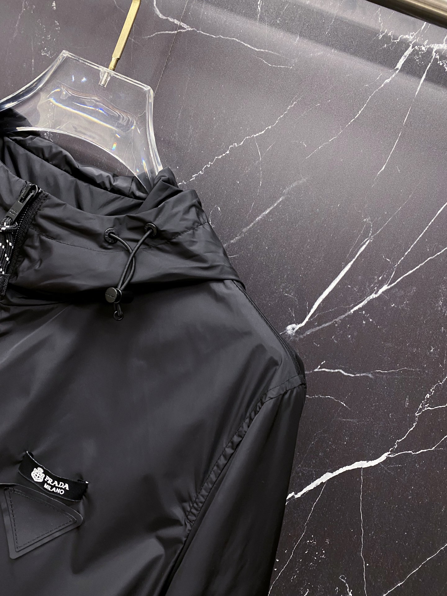 Prada 普拉达 2026ss春夏新款连帽休闲夹克外套，专柜同步新品发售，商务休闲两不误！三角标彰显品