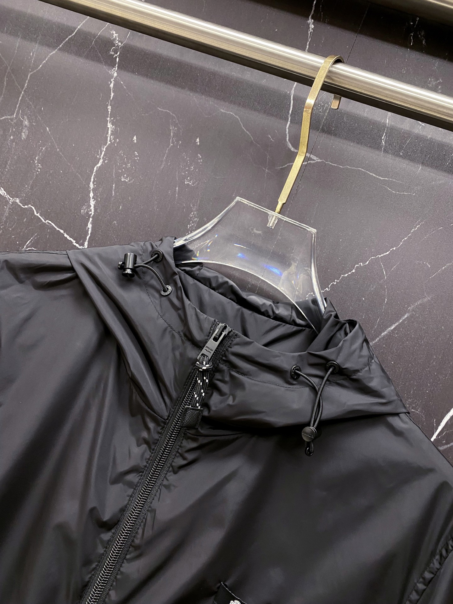 Prada 普拉达 2026ss春夏新款连帽休闲夹克外套，专柜同步新品发售，商务休闲两不误！三角标彰显品