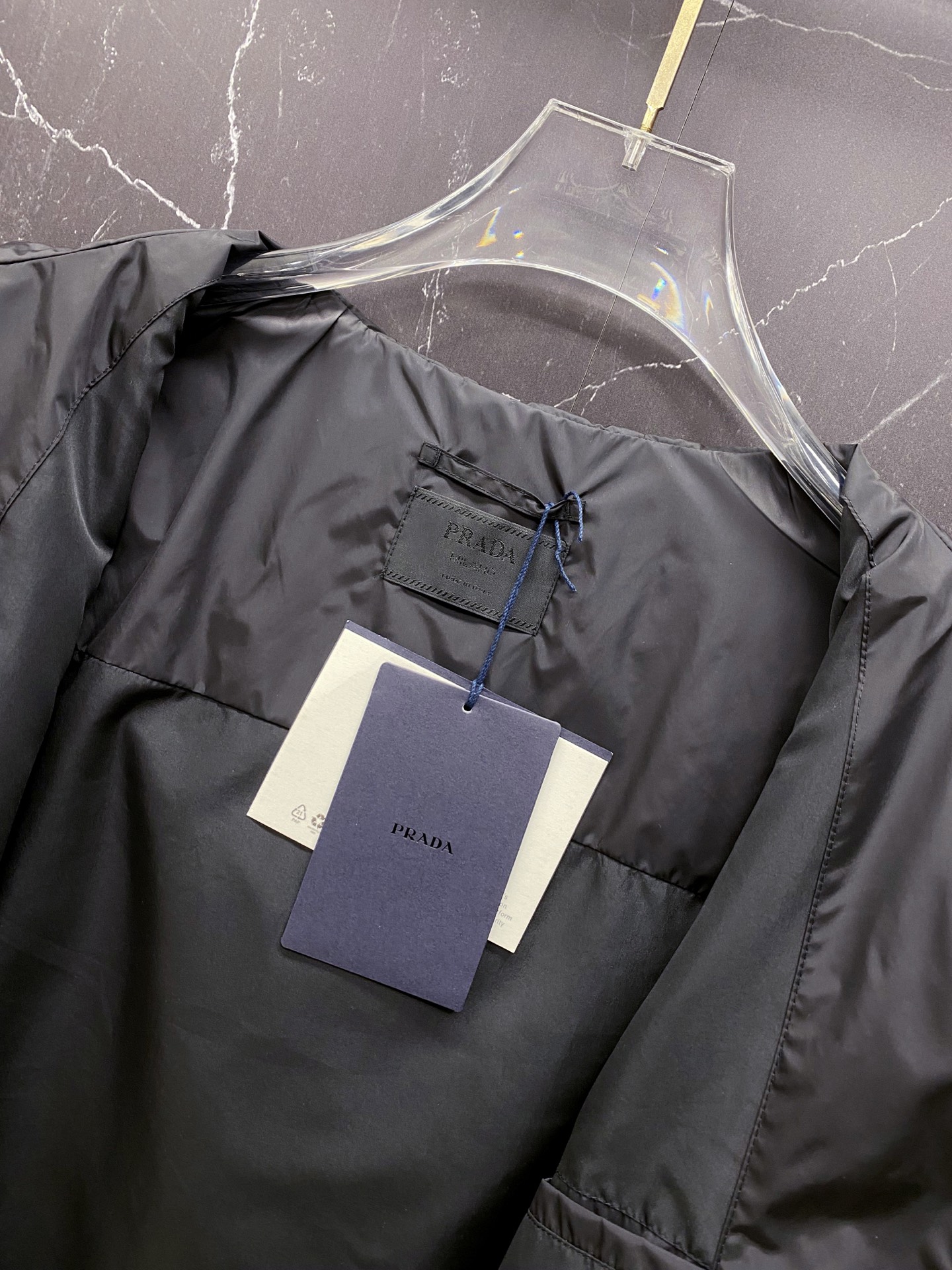 Prada 普拉达 2026ss春夏新款连帽休闲夹克外套，专柜同步新品发售，商务休闲两不误！三角标彰显品