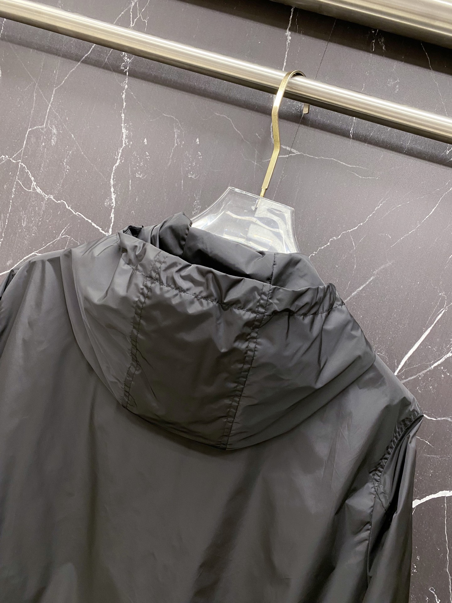 Prada 普拉达 2026ss春夏新款连帽休闲夹克外套，专柜同步新品发售，商务休闲两不误！三角标彰显品