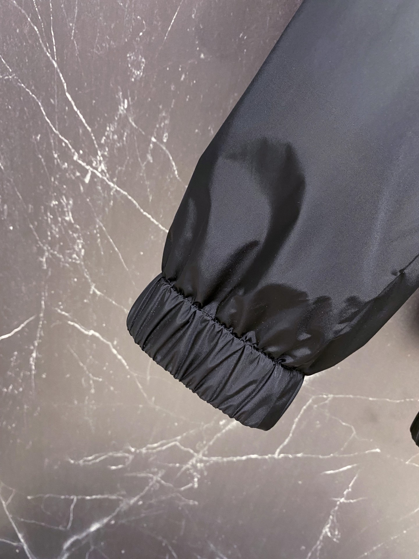 Prada 普拉达 2026ss春夏新款连帽休闲夹克外套，专柜同步新品发售，商务休闲两不误！三角标彰显品