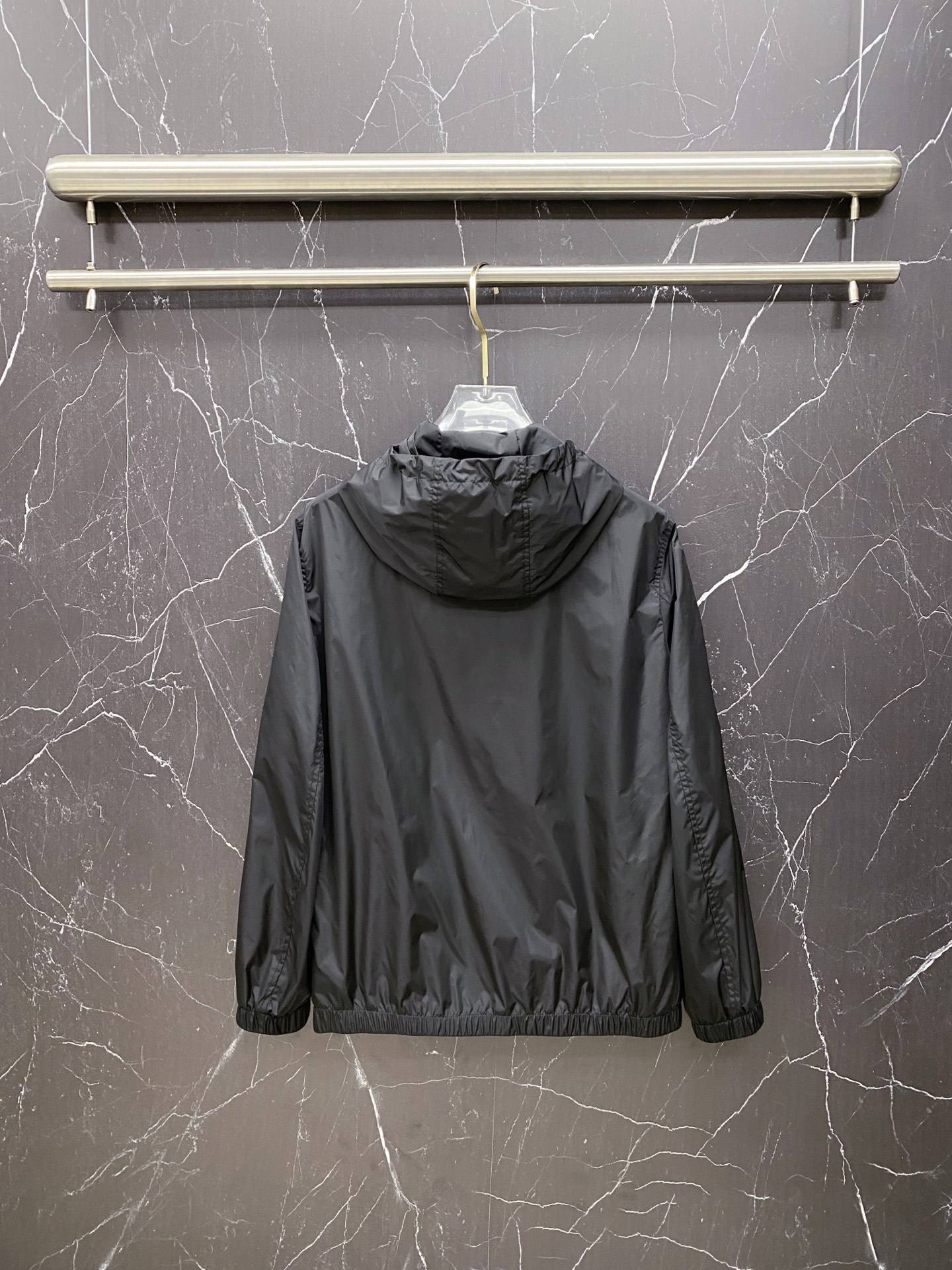 Prada 普拉达 2026ss春夏新款连帽休闲夹克外套，专柜同步新品发售，商务休闲两不误！三角标彰显品