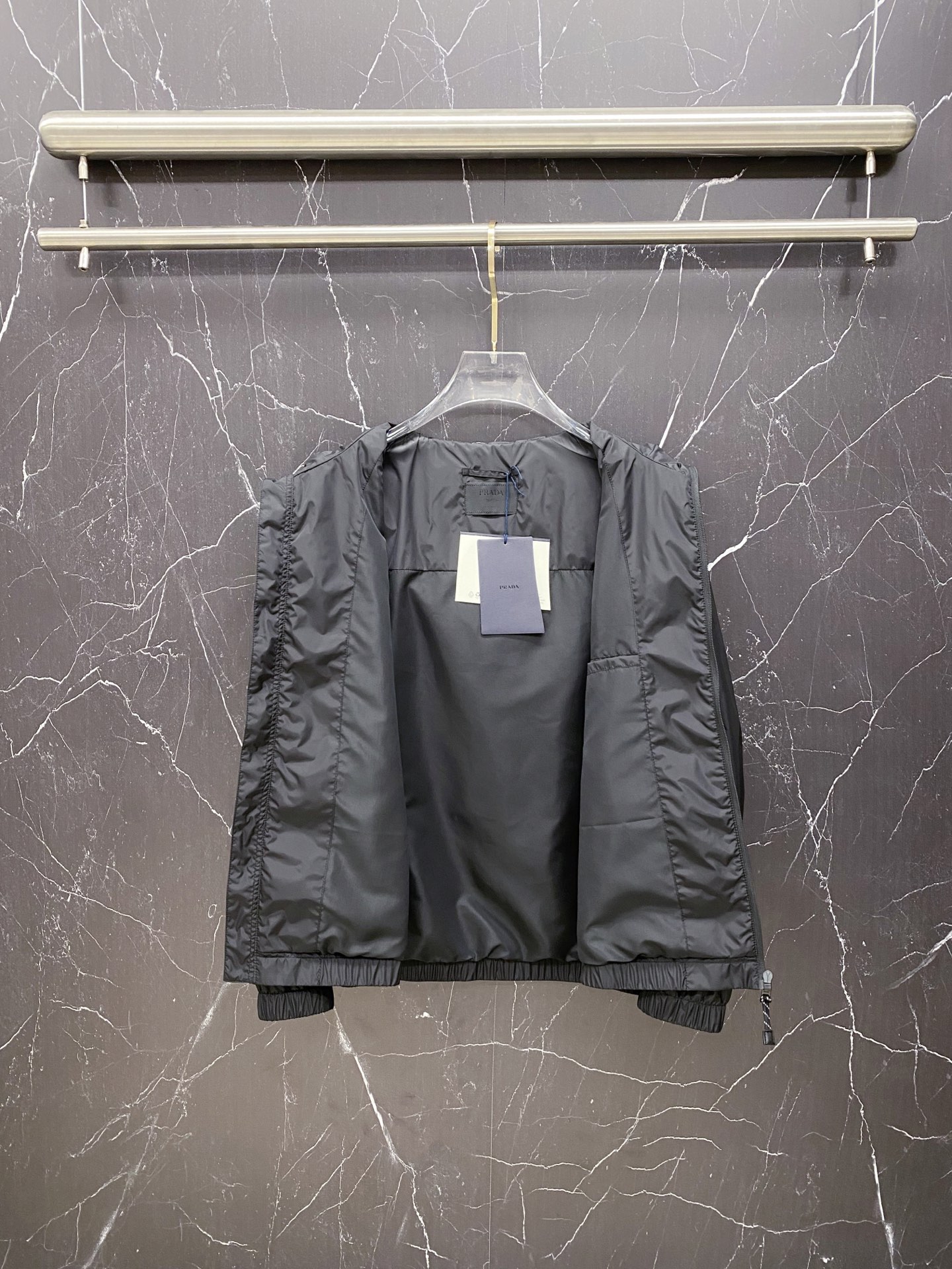 Prada 普拉达 2026ss春夏新款连帽休闲夹克外套，专柜同步新品发售，商务休闲两不误！三角标彰显品