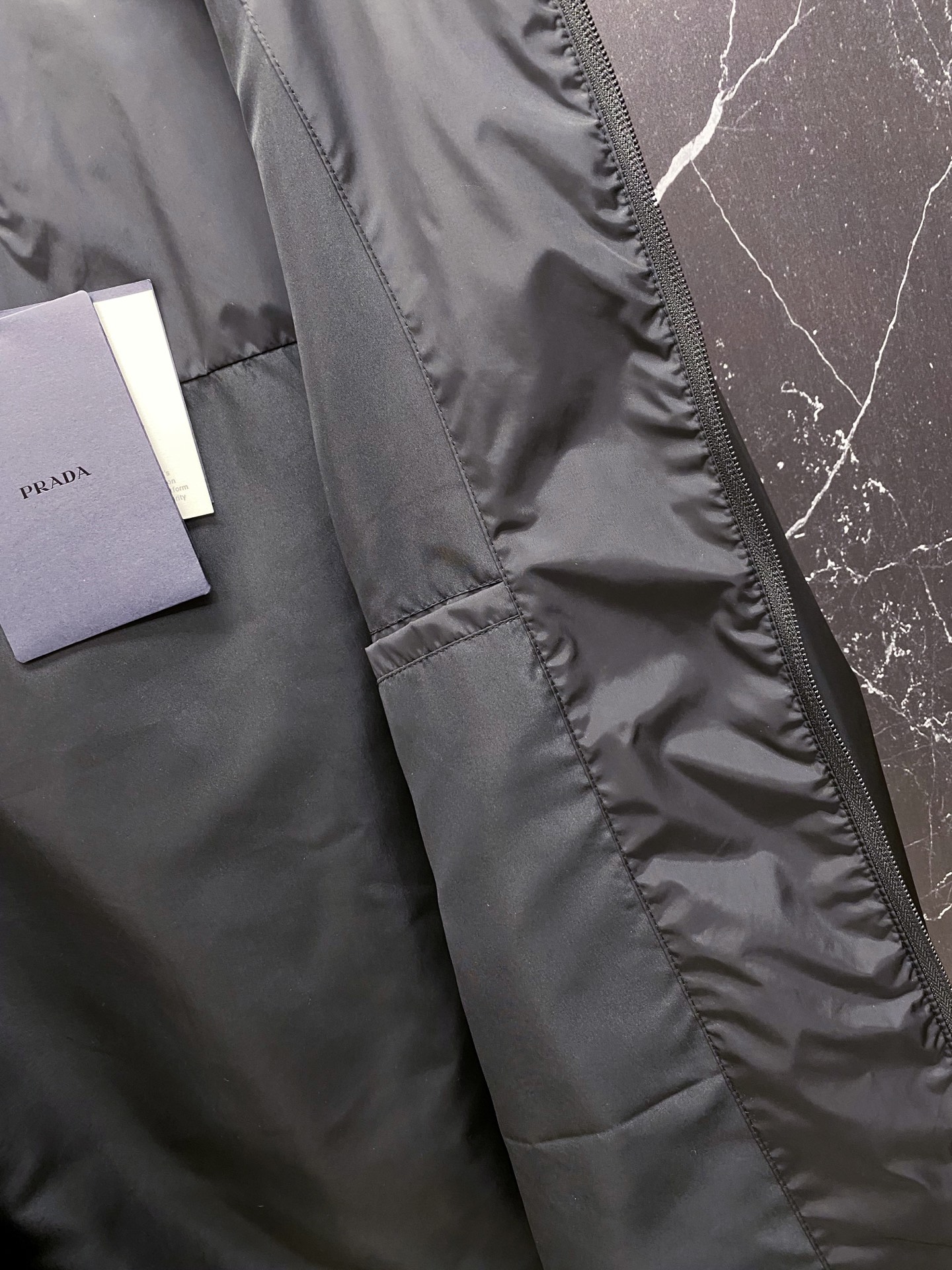 Prada 普拉达 2026ss春夏新款连帽休闲夹克外套，专柜同步新品发售，商务休闲两不误！三角标彰显品