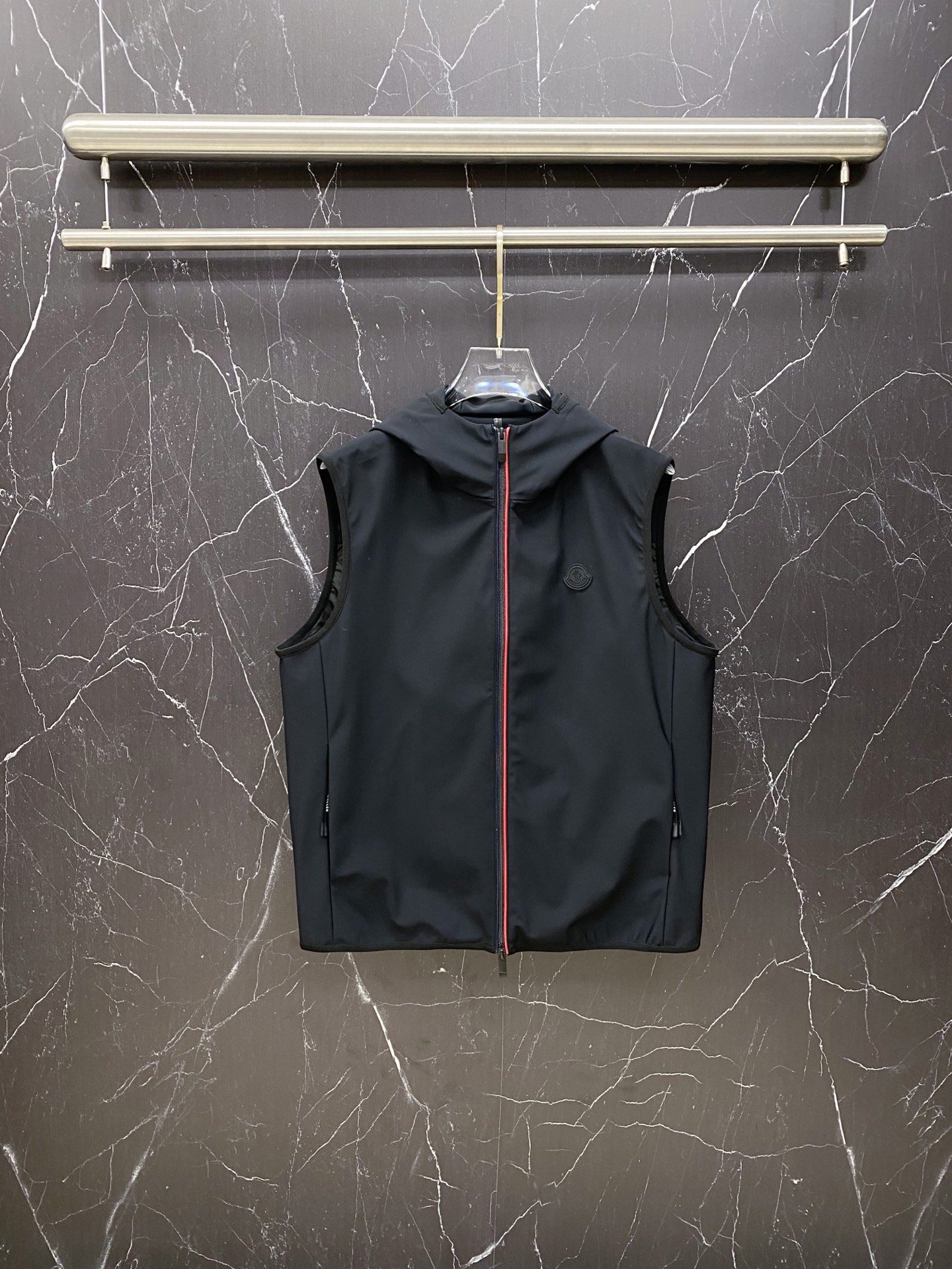 NO:733357,Moncler Meng Mouth 2026SS Early Spring New Prada Spring and Summer Vest Jacket Latest Design The new product on the show is in perfect condition, complete with three labels, full and attractive colors, very outstanding design, easily upgrades the sense of fashion, extremely elegant and rigorous workmanship, neat and meticulous wiring!  A masterpiece from a famous designer!  The upper body does not look bloated and is super handsome!  Available size M-XXXL,,prada,Moncler,jackets & coats,jackets & coats,19860909Moncler 蒙口 2026SS早春新款普拉达春夏马甲夹克外套最新设计款 秀场新品品相非常完美,三标齐全色泽饱满诱人,非常出彩的设计,轻松将时髦感进阶,做工极为考究严谨,走线工整细致！大牌设计师巨作！上身不显臃肿、超级帅气！ 现货码数M-XXXL,,prada,Moncler,jackets & coats,jackets & coats,,Men's clothing