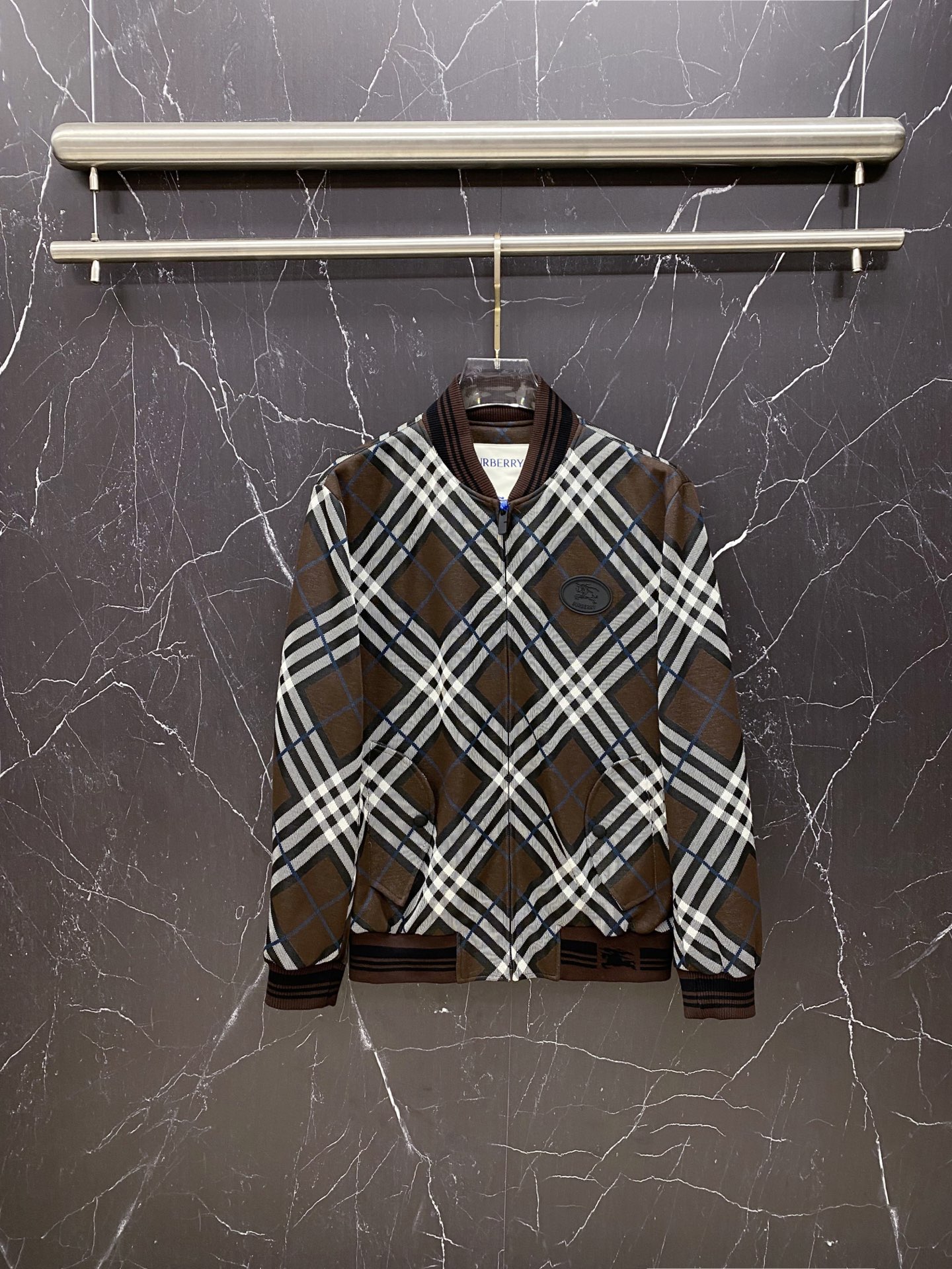 NO:733378,Burberry 2026ss new spring jacket, full high-end version!  Haute couture counter fabric accessories, high breathability and comfort, impeccable details, exquisite workmanship and complex craftsmanship, casual tailoring, awesome upper body shape, color coffee, code number 48-56,,burberry,burberry,jackets & coats,jackets & coats,19860909Burberry 巴宝莉 2026ss春季新款夹克外套 全高端版本！高定专柜面料辅料,透气舒适度高,细节无可挑剔,做工考究工艺复杂,呈现休闲裁剪,上身版型超赞 颜色咖色 码数48-56,,burberry,burberry,jackets & coats,jackets & coats,,Men's clothing