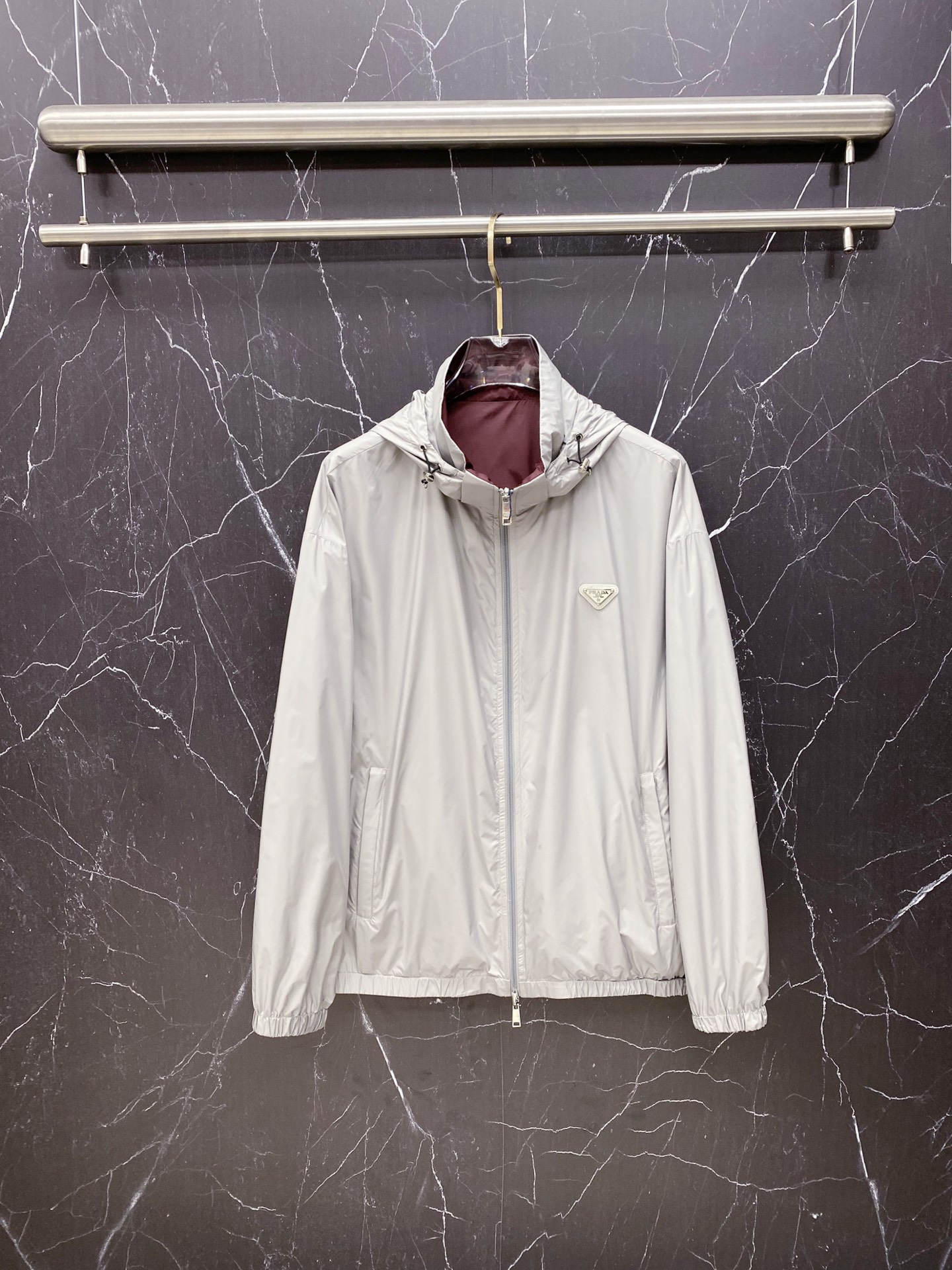 NO:733390,Prada Prada reversible 2026ss spring new hooded jacket full high-end version!  Haute couture counter fabric accessories, high breathability and comfort, impeccable details, exquisite workmanship and complex craftsmanship, casual tailoring, awesome upper body shape, size 48-56,, prada, prada, jackets & coats, jackets & coats, hats,19860909Prada 普拉达 双面穿 2026ss春季新款连帽夹克外套 全高端版本！高定专柜面料辅料,透气舒适度高,细节无可挑剔,做工考究工艺复杂,呈现休闲裁剪,上身版型超赞 码数48-56,,prada,prada,jackets & coats,jackets & coats,hats,,Men's clothing