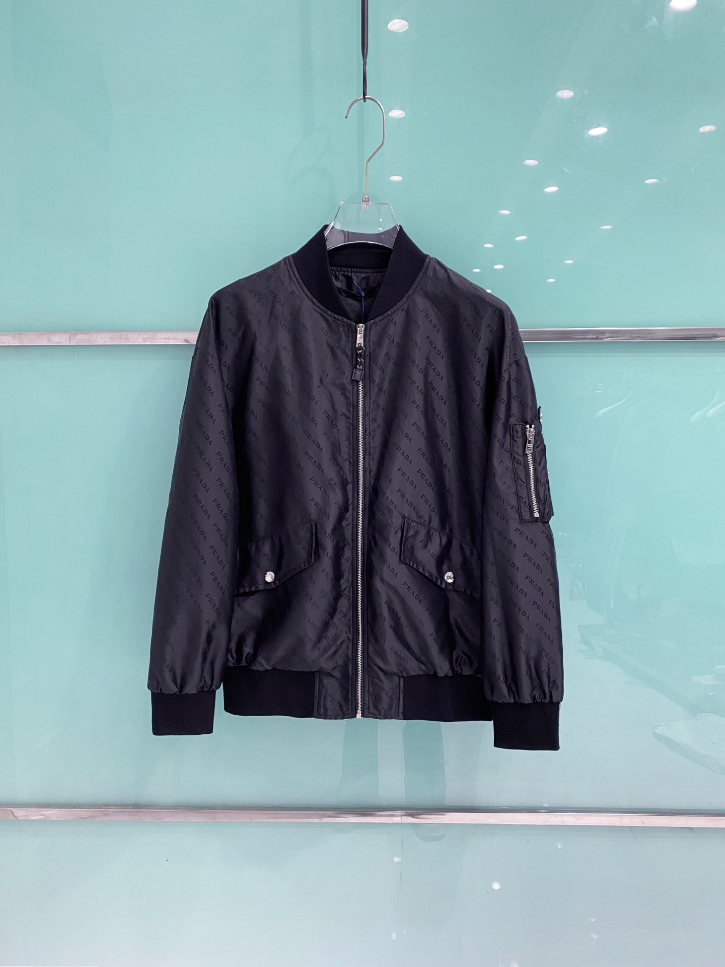 Prada 普拉达2026ss春季新款夹克外套全高端版本！高定专柜面料辅料，透气舒适度高，细节无可挑剔，