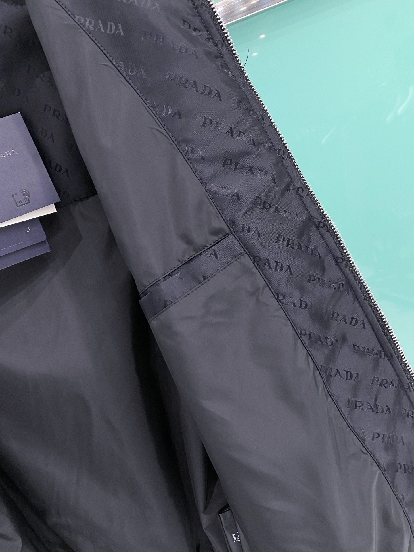 Prada 普拉达2026ss春季新款夹克外套全高端版本！高定专柜面料辅料，透气舒适度高，细节无可挑剔，