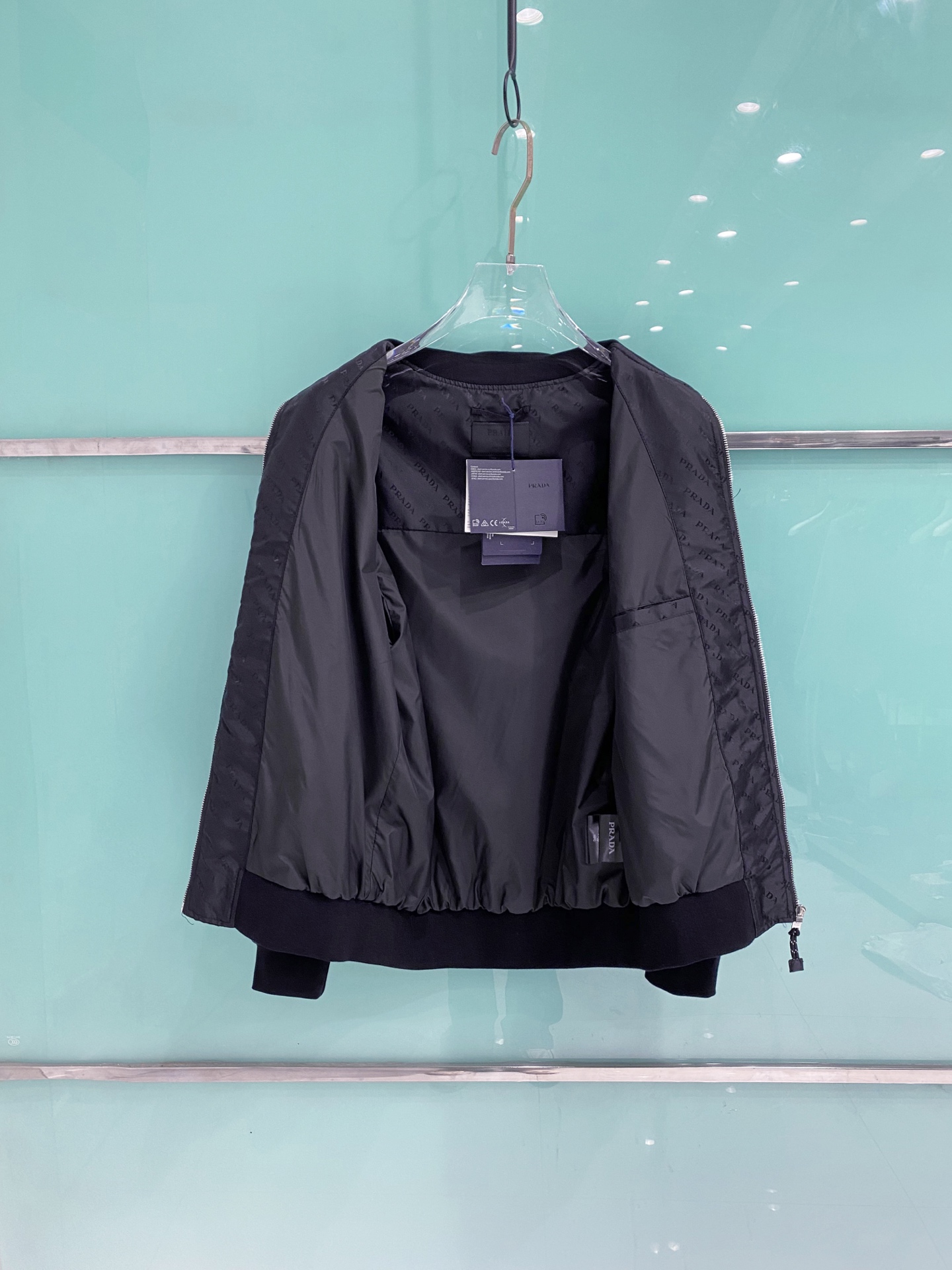 Prada 普拉达2026ss春季新款夹克外套全高端版本！高定专柜面料辅料，透气舒适度高，细节无可挑剔，