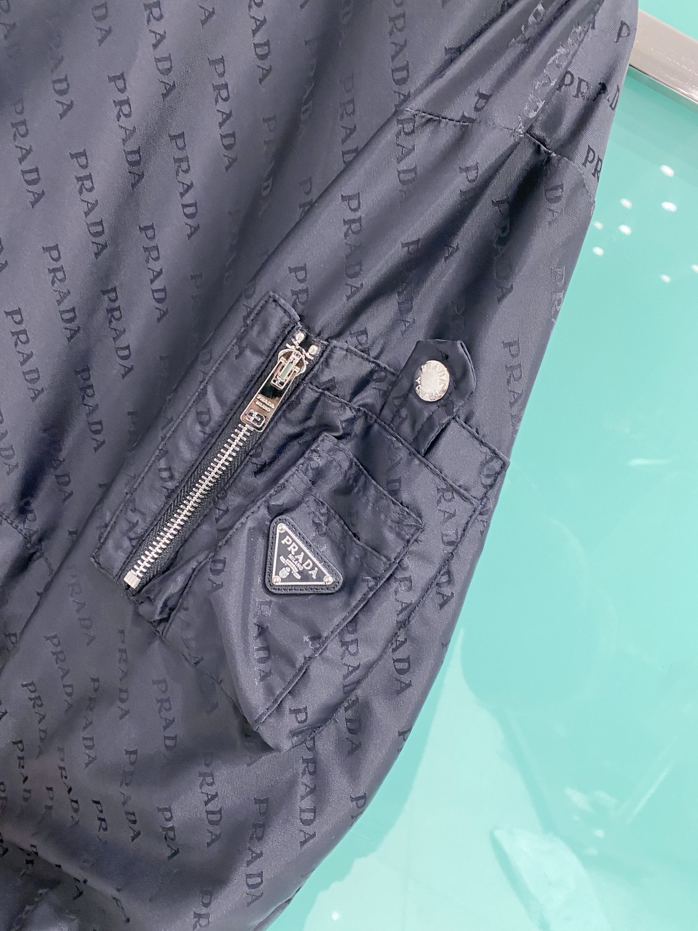 Prada 普拉达2026ss春季新款夹克外套全高端版本！高定专柜面料辅料，透气舒适度高，细节无可挑剔，