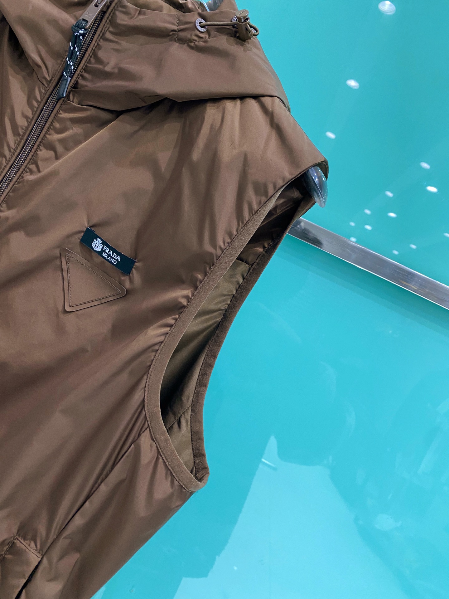 Prada 普拉达马甲2026ss春季新款夹克外套，专柜同步新品发售，商务休闲两不误！三角标彰显品牌奢华