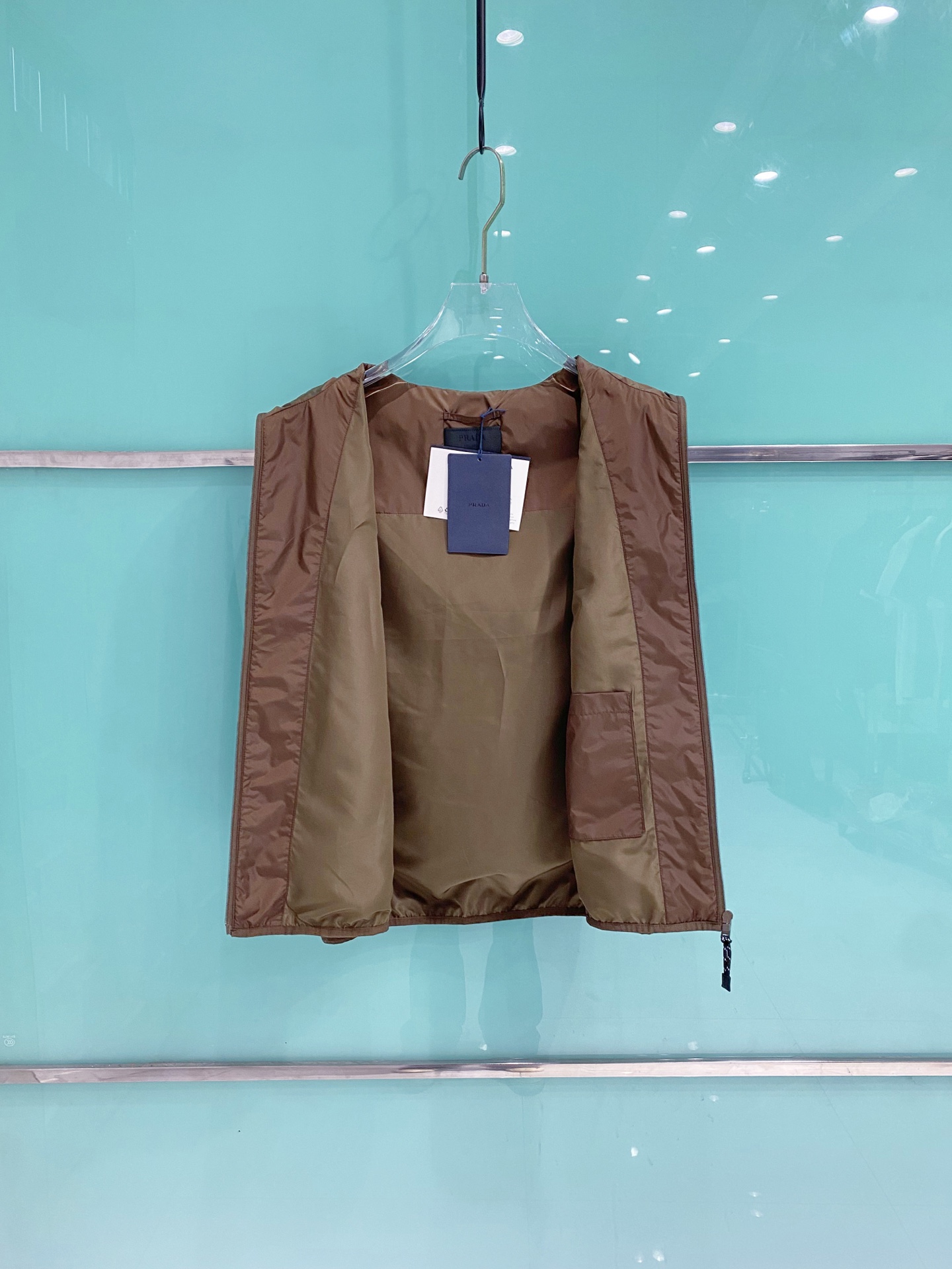 Prada 普拉达马甲2026ss春季新款夹克外套，专柜同步新品发售，商务休闲两不误！三角标彰显品牌奢华
