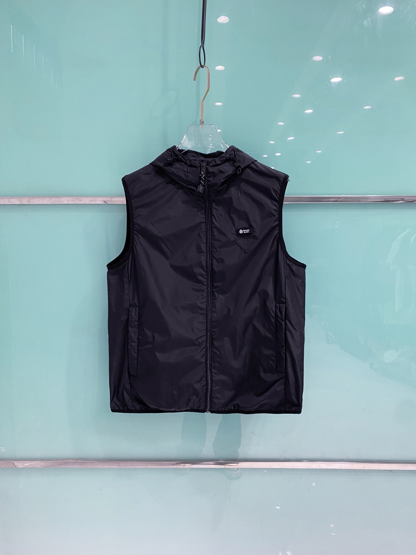 Prada 普拉达马甲2026ss春季新款夹克外套，专柜同步新品发售，商务休闲两不误！三角标彰显品牌奢华