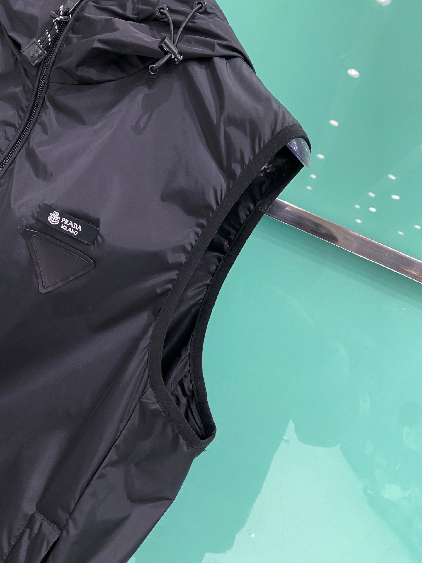 Prada 普拉达马甲2026ss春季新款夹克外套，专柜同步新品发售，商务休闲两不误！三角标彰显品牌奢华