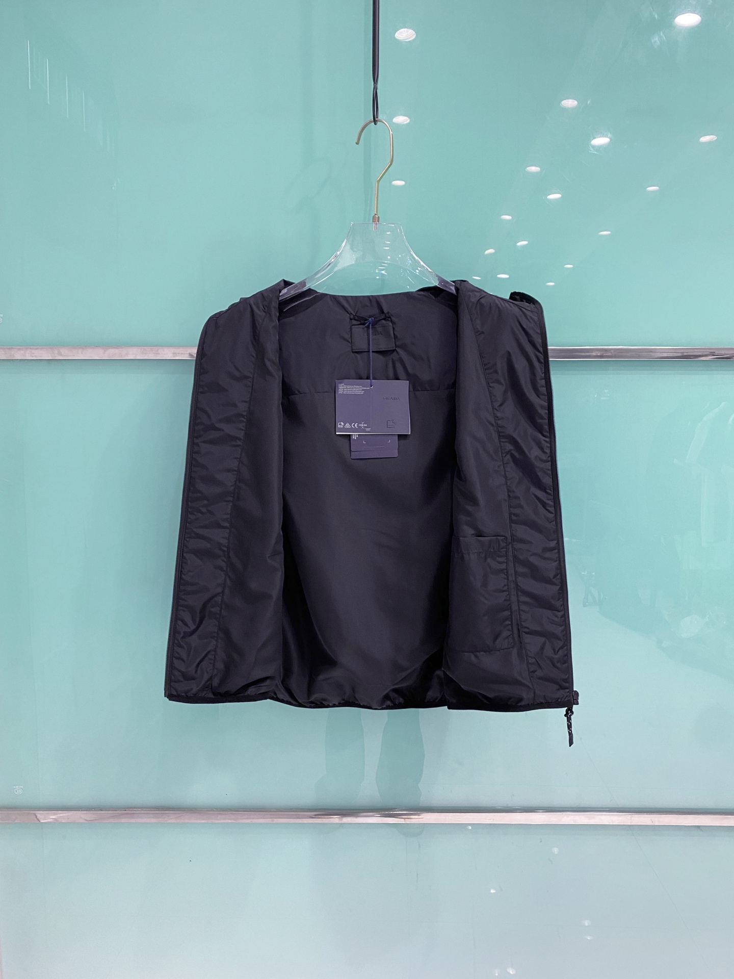 Prada 普拉达马甲2026ss春季新款夹克外套，专柜同步新品发售，商务休闲两不误！三角标彰显品牌奢华