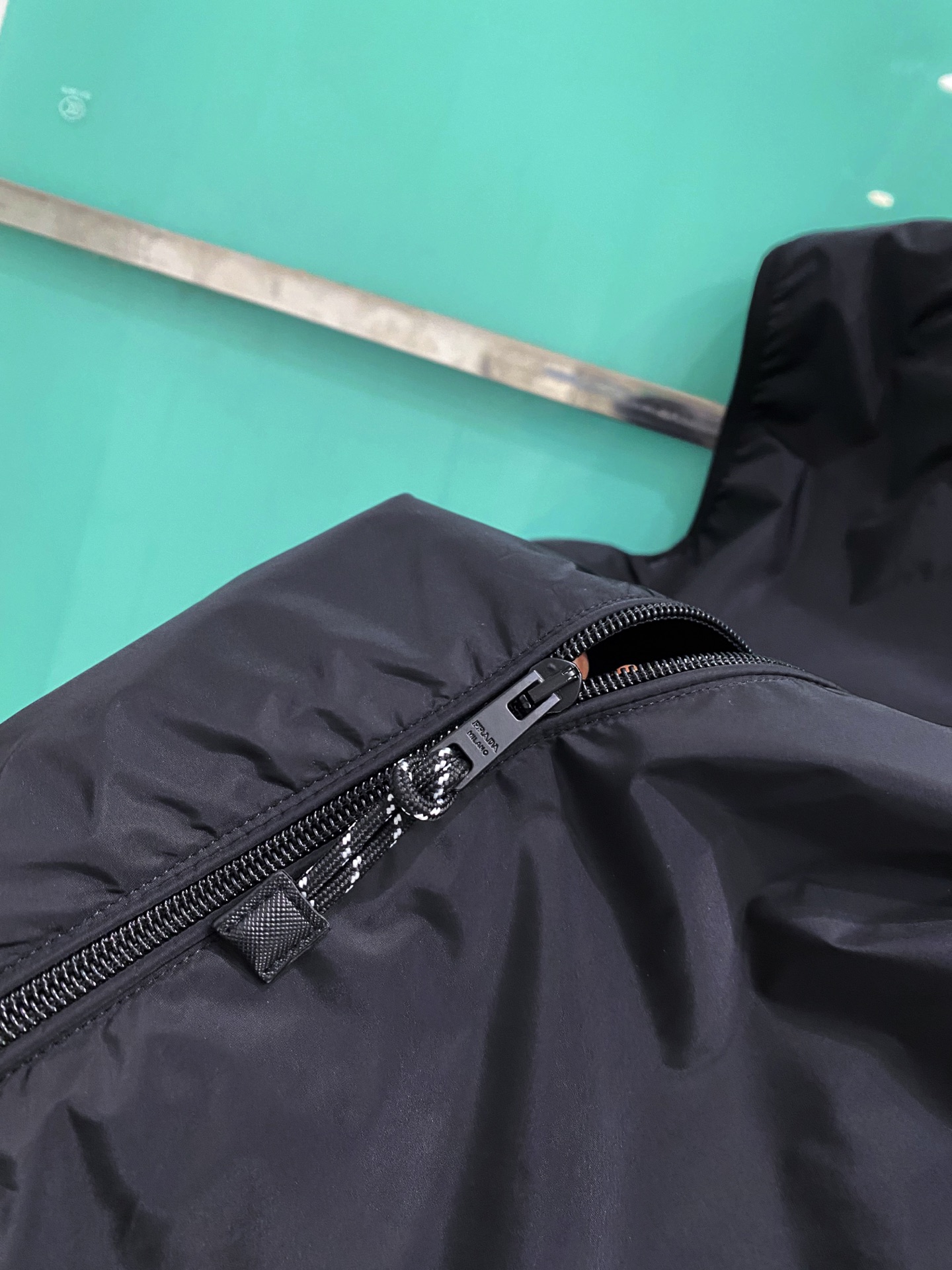 Prada 普拉达马甲2026ss春季新款夹克外套，专柜同步新品发售，商务休闲两不误！三角标彰显品牌奢华